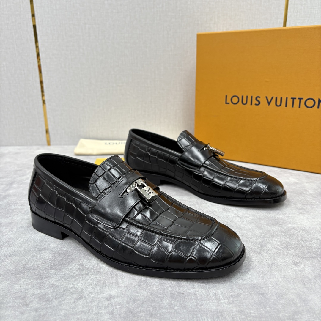 💋💍L家新品 路易-威登（Lou*s Vuitto*）男士新款锁扣🔒乐福鞋皮鞋 压纹皮革质感高级，锁扣装