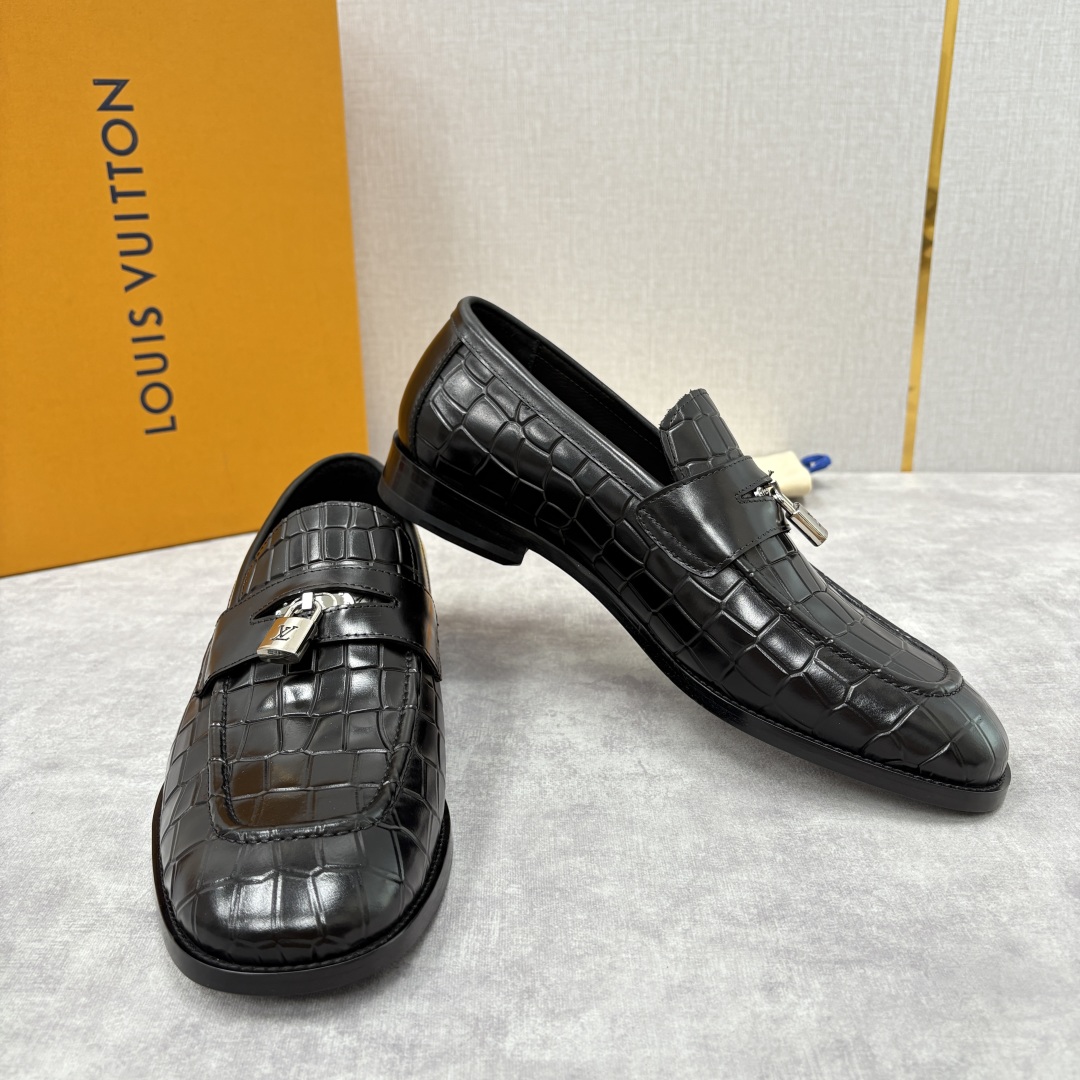 💋💍L家新品 路易-威登（Lou*s Vuitto*）男士新款锁扣🔒乐福鞋皮鞋 压纹皮革质感高级，锁扣装