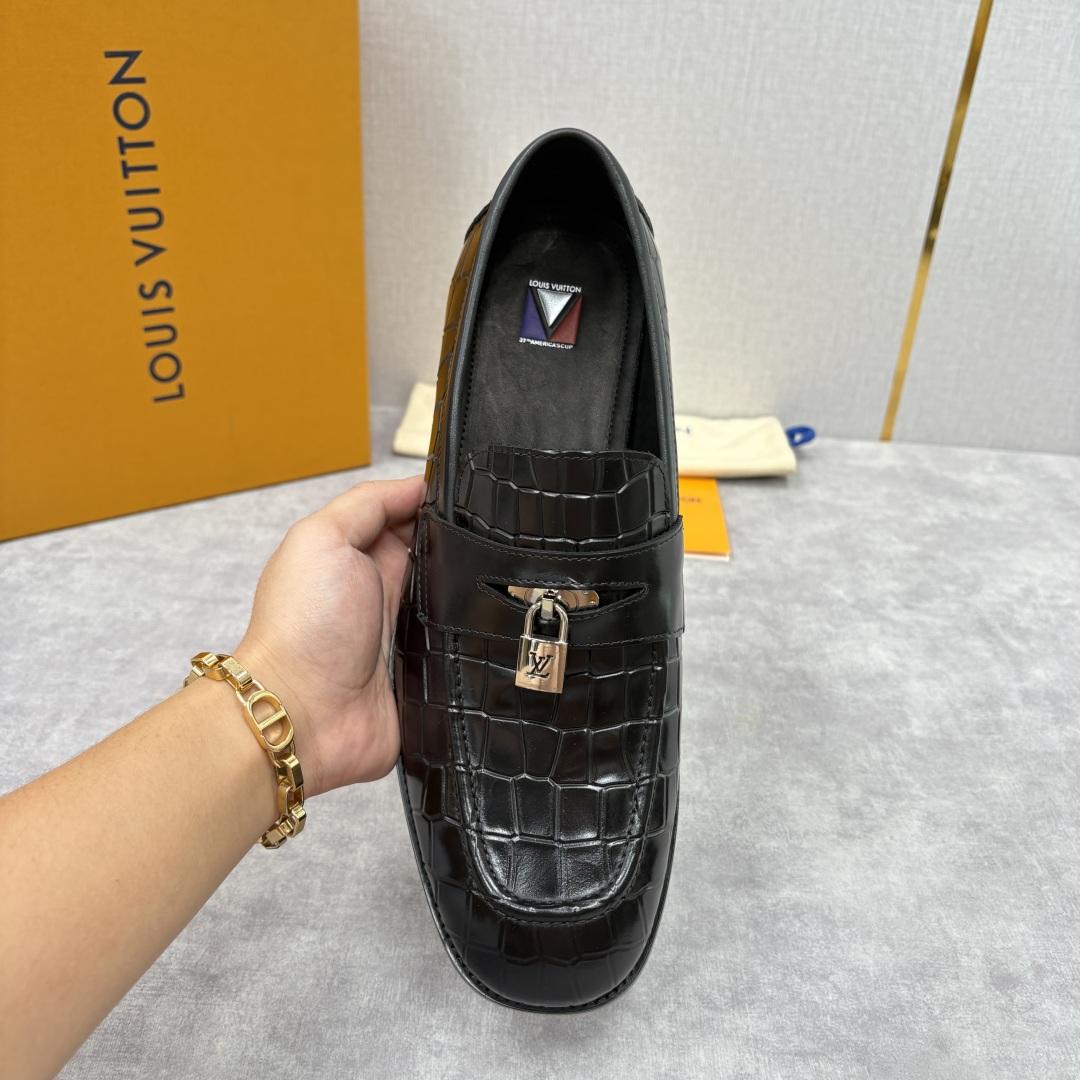 💋💍L家新品 路易-威登（Lou*s Vuitto*）男士新款锁扣🔒乐福鞋皮鞋 压纹皮革质感高级，锁扣装