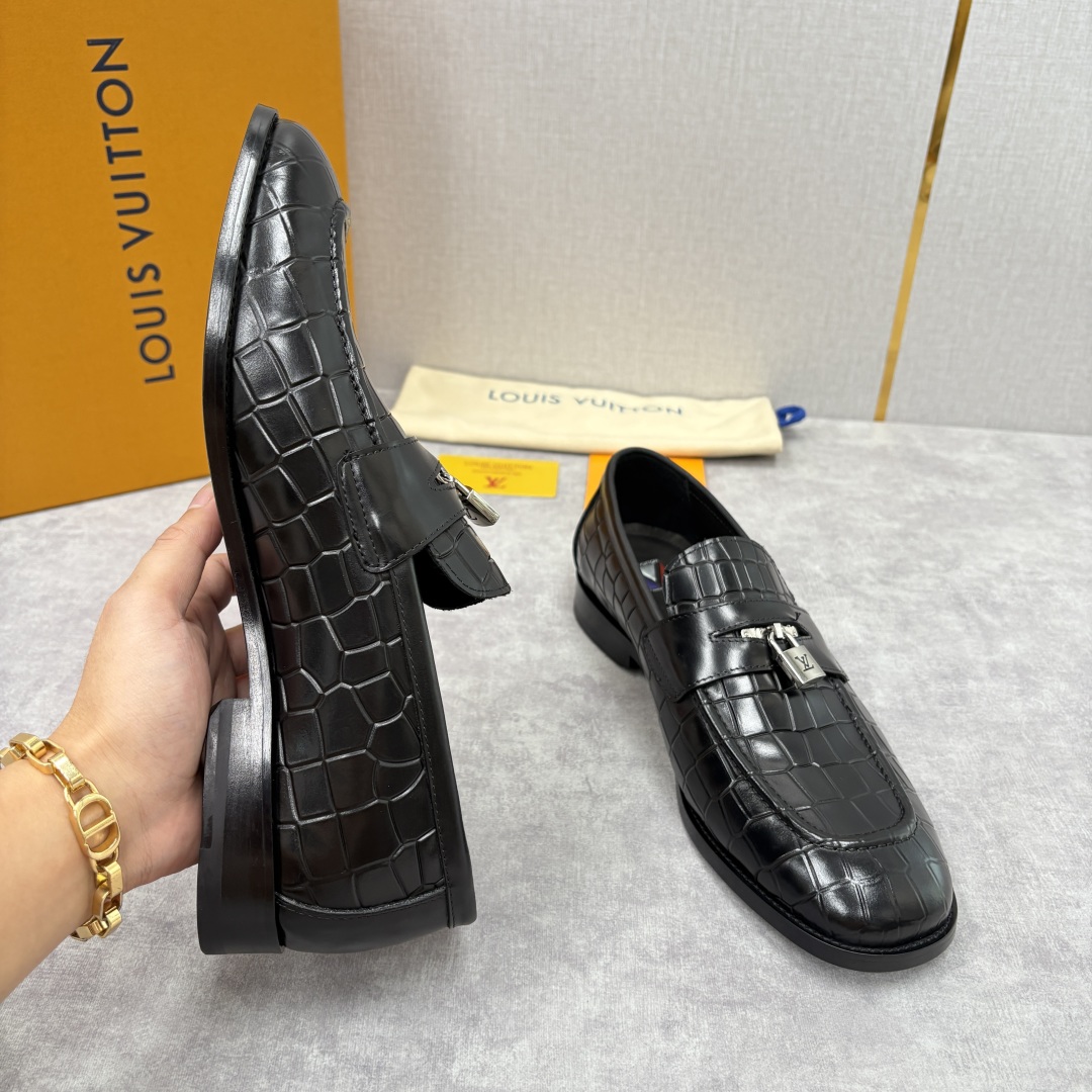 💋💍L家新品 路易-威登（Lou*s Vuitto*）男士新款锁扣🔒乐福鞋皮鞋 压纹皮革质感高级，锁扣装