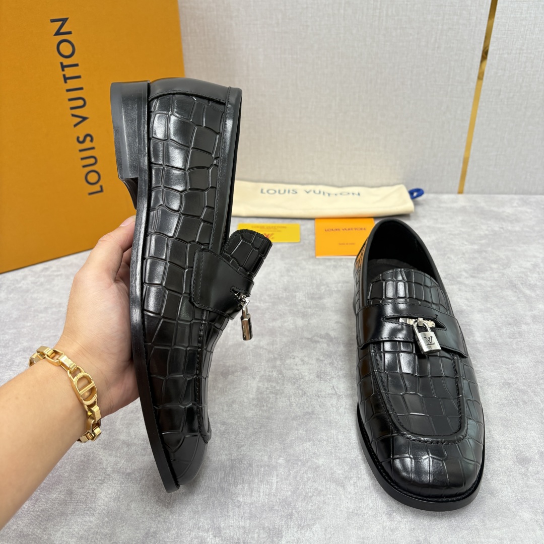 💋💍L家新品 路易-威登（Lou*s Vuitto*）男士新款锁扣🔒乐福鞋皮鞋 压纹皮革质感高级，锁扣装