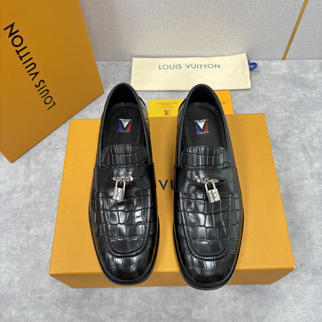 💋💍L家新品 路易-威登（Lou*s Vuitto*）男士新款锁扣🔒乐福鞋皮鞋 压纹皮革质感高级，锁扣装