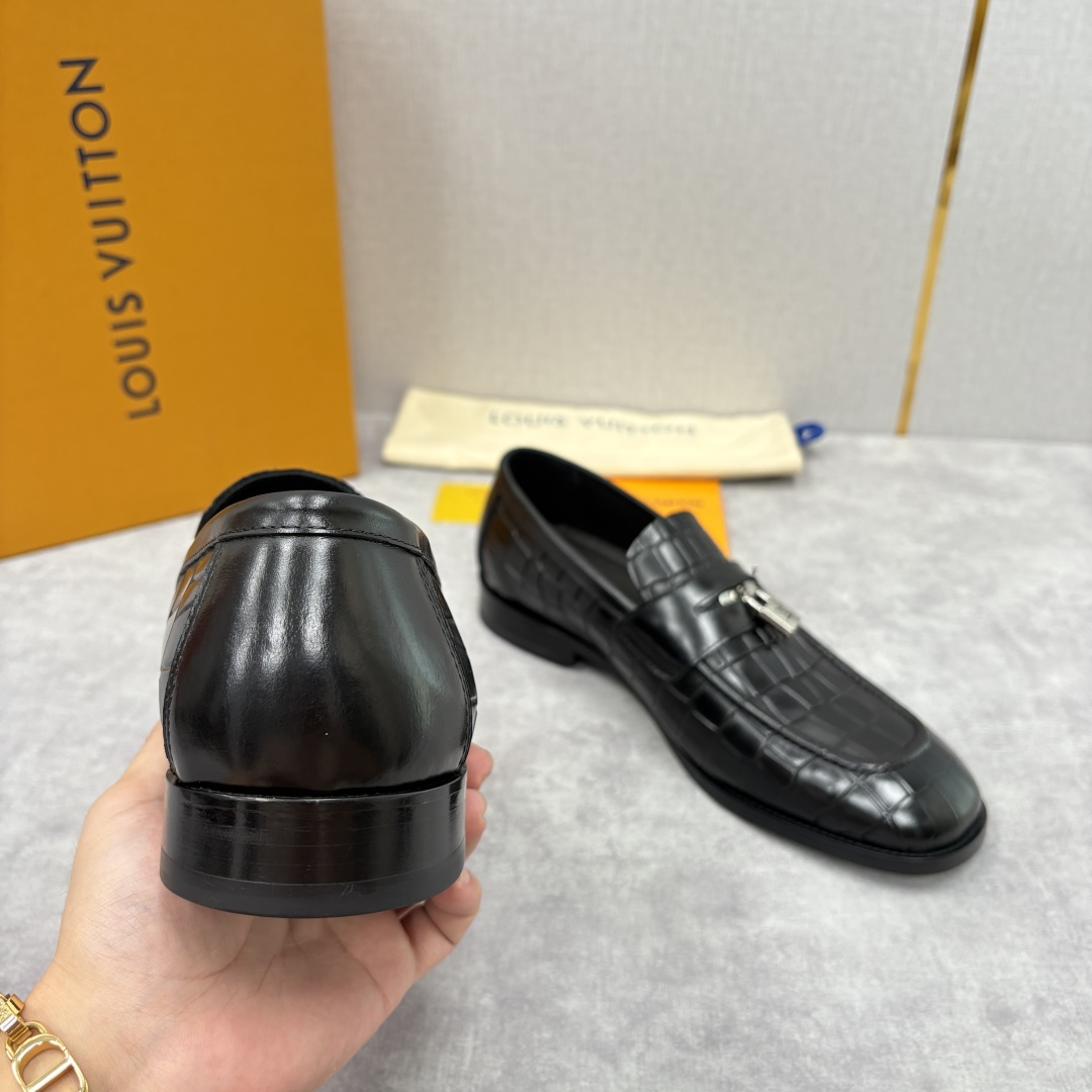 💋💍L家新品 路易-威登（Lou*s Vuitto*）男士新款锁扣🔒乐福鞋皮鞋 压纹皮革质感高级，锁扣装