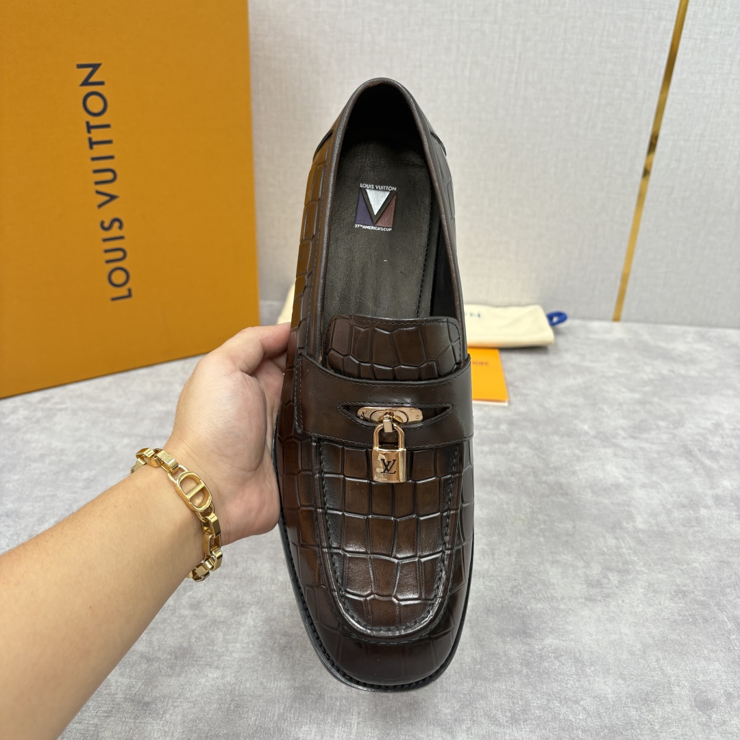 💋💍L家新品 路易-威登（Lou*s Vuitto*）男士新款锁扣🔒乐福鞋皮鞋 压纹皮革质感高级，锁扣装