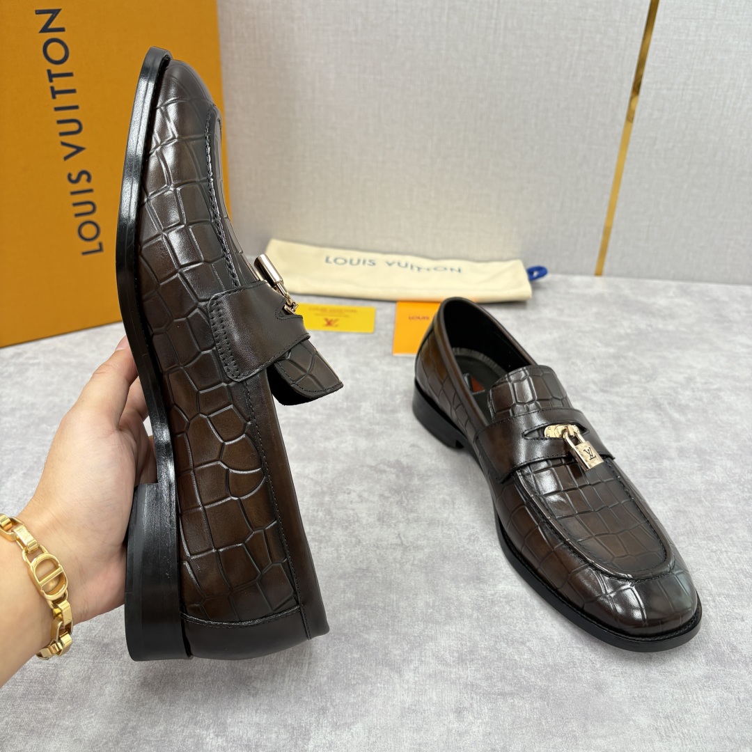 💋💍L家新品 路易-威登（Lou*s Vuitto*）男士新款锁扣🔒乐福鞋皮鞋 压纹皮革质感高级，锁扣装