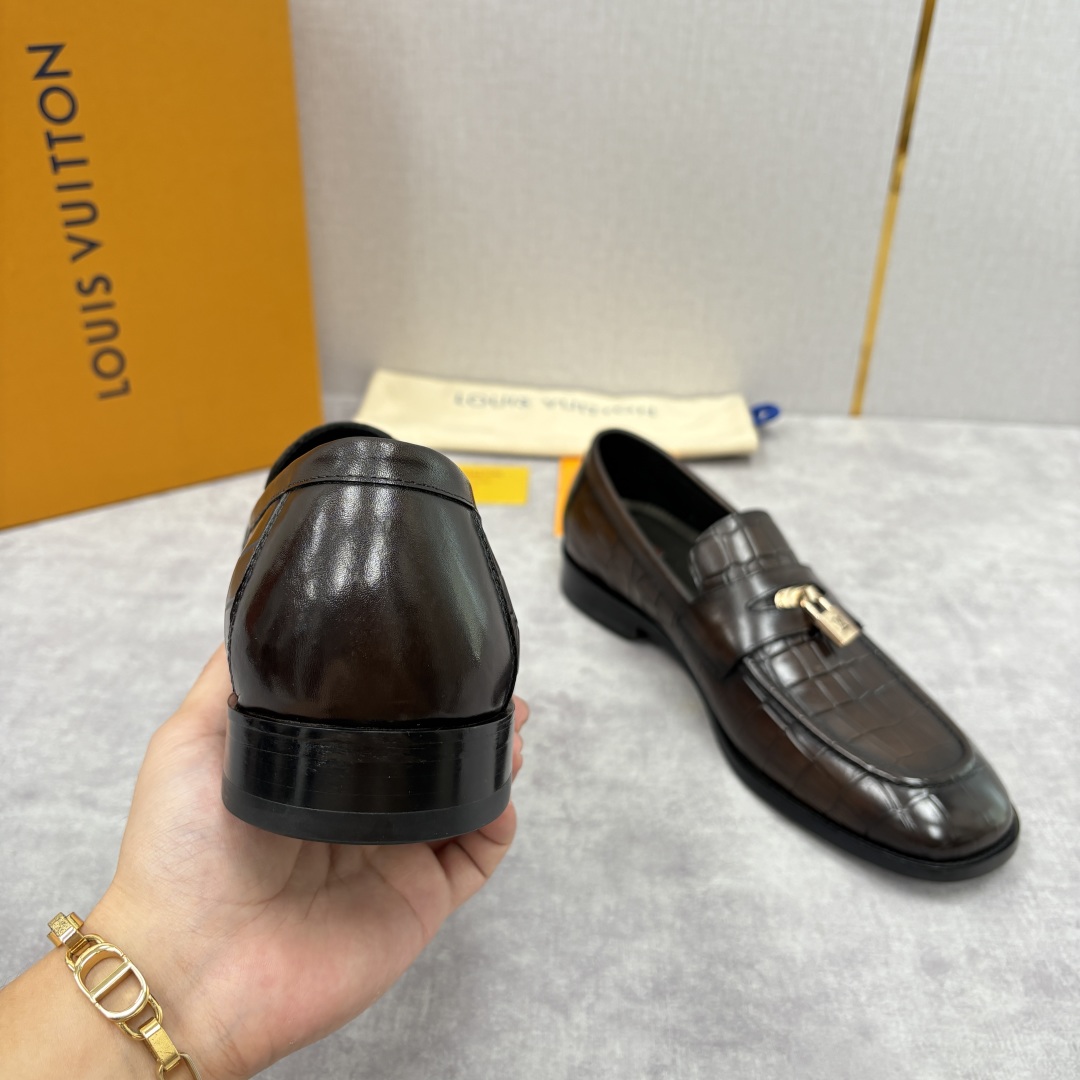 💋💍L家新品 路易-威登（Lou*s Vuitto*）男士新款锁扣🔒乐福鞋皮鞋 压纹皮革质感高级，锁扣装