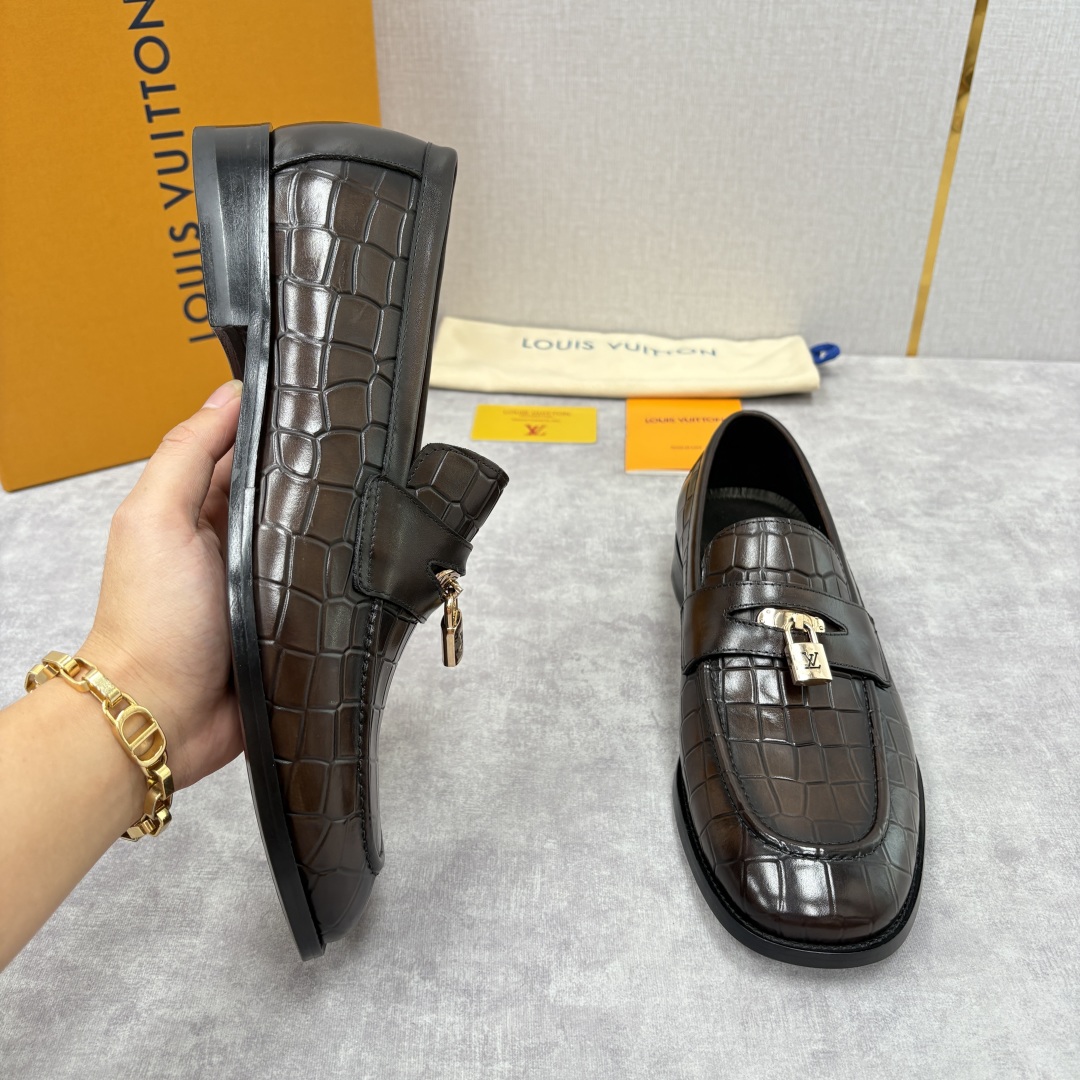 💋💍L家新品 路易-威登（Lou*s Vuitto*）男士新款锁扣🔒乐福鞋皮鞋 压纹皮革质感高级，锁扣装
