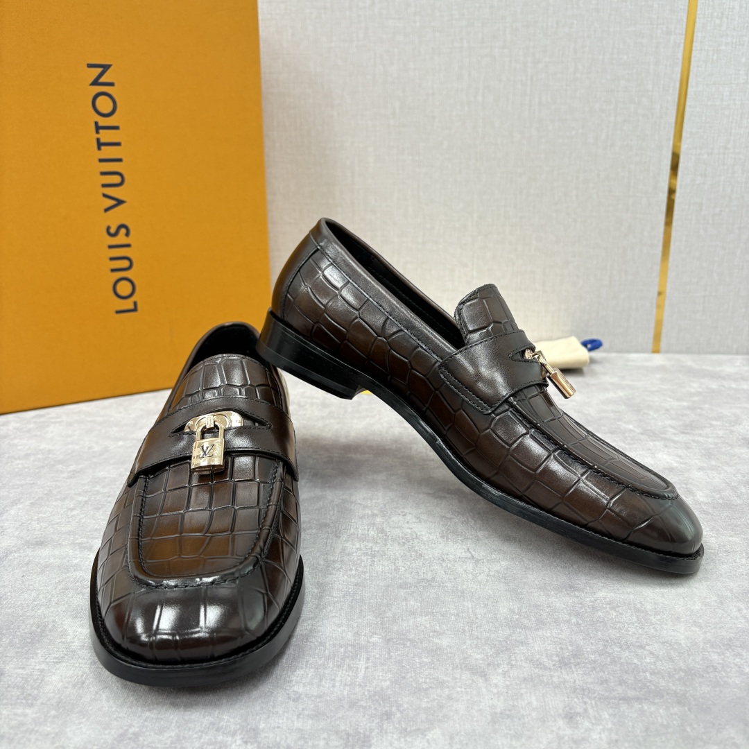 💋💍L家新品 路易-威登（Lou*s Vuitto*）男士新款锁扣🔒乐福鞋皮鞋 压纹皮革质感高级，锁扣装