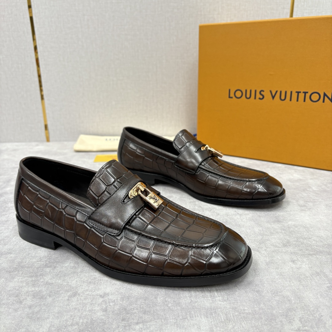 💋💍L家新品 路易-威登（Lou*s Vuitto*）男士新款锁扣🔒乐福鞋皮鞋 压纹皮革质感高级，锁扣装