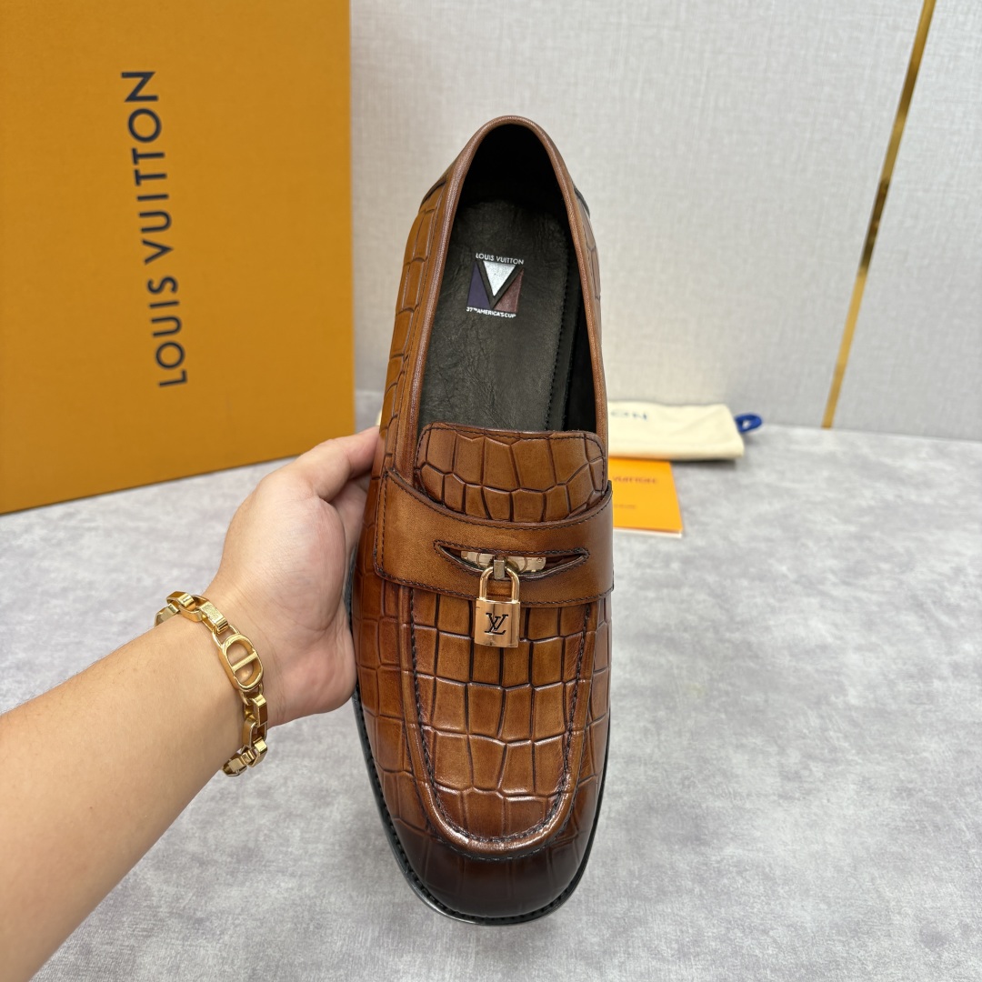 💋💍L家新品 路易-威登（Lou*s Vuitto*）男士新款锁扣🔒乐福鞋皮鞋 压纹皮革质感高级，锁扣装