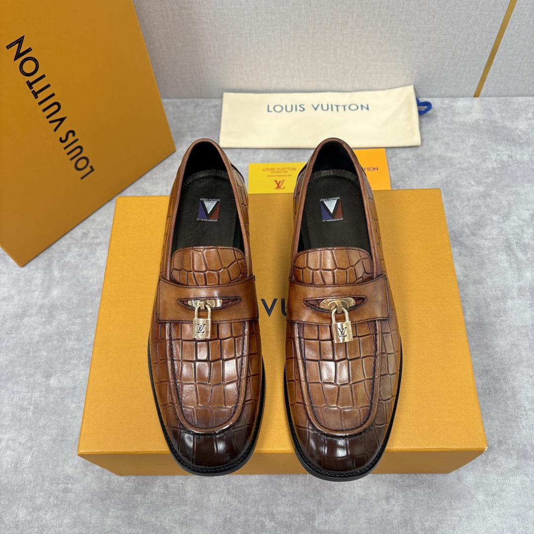 💋💍L家新品 路易-威登（Lou*s Vuitto*）男士新款锁扣🔒乐福鞋皮鞋 压纹皮革质感高级，锁扣装