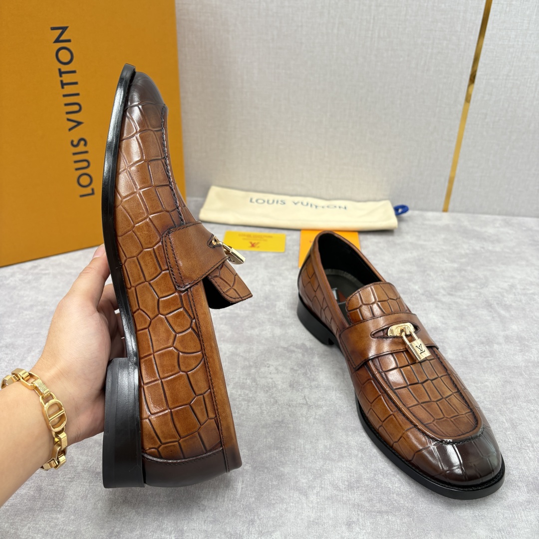 💋💍L家新品 路易-威登（Lou*s Vuitto*）男士新款锁扣🔒乐福鞋皮鞋 压纹皮革质感高级，锁扣装