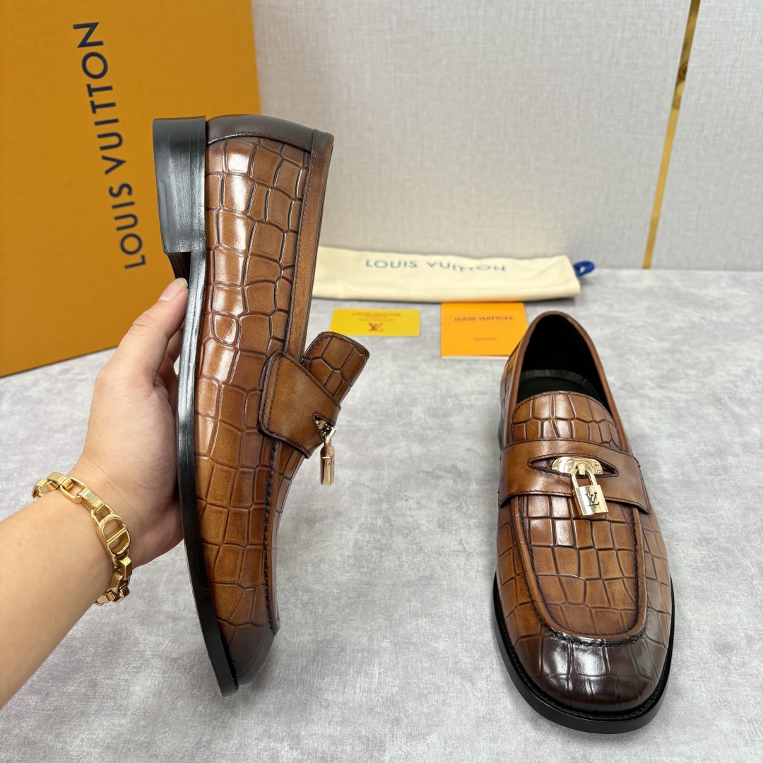 💋💍L家新品 路易-威登（Lou*s Vuitto*）男士新款锁扣🔒乐福鞋皮鞋 压纹皮革质感高级，锁扣装