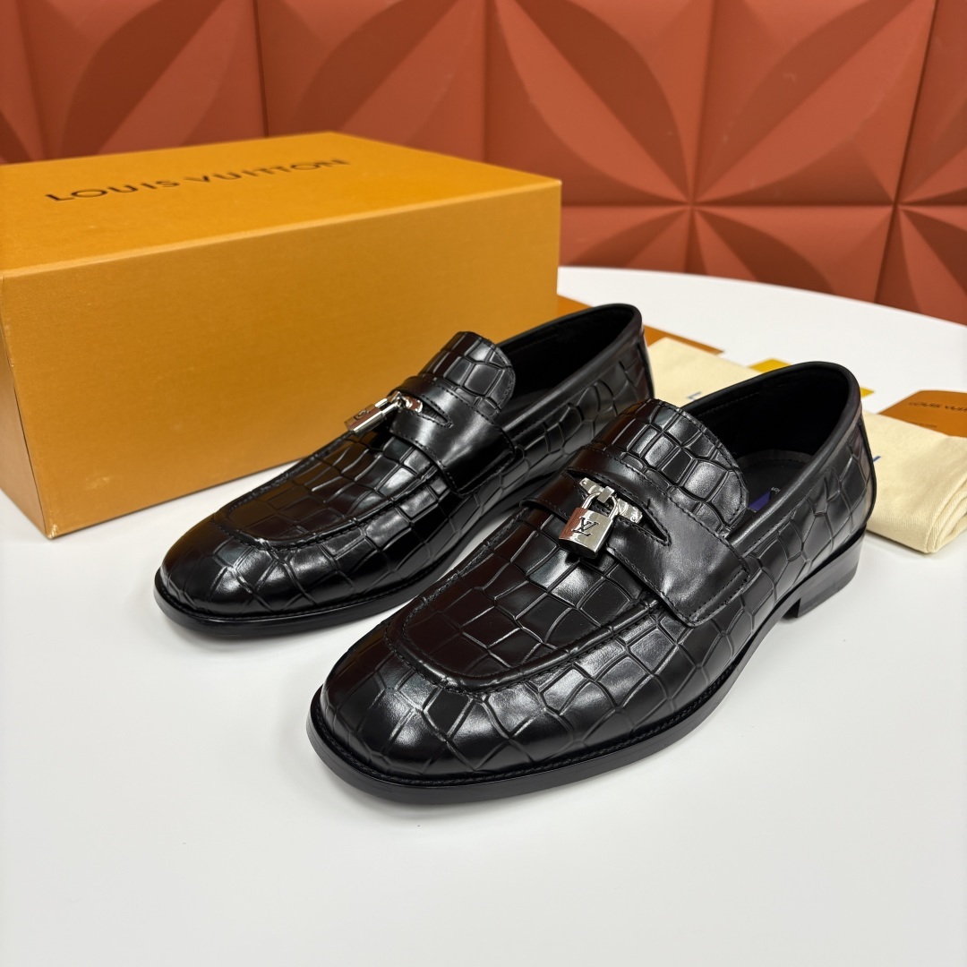 💋💍L家新品 路易-威登(Lou*s Vuitto*)男士新款锁扣🔒乐福鞋皮鞋 压纹皮革质感高级,锁扣装