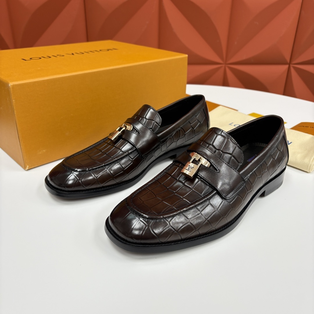 💋💍L家新品 路易-威登(Lou*s Vuitto*)男士新款锁扣🔒乐福鞋皮鞋 压纹皮革质感高级,锁扣装