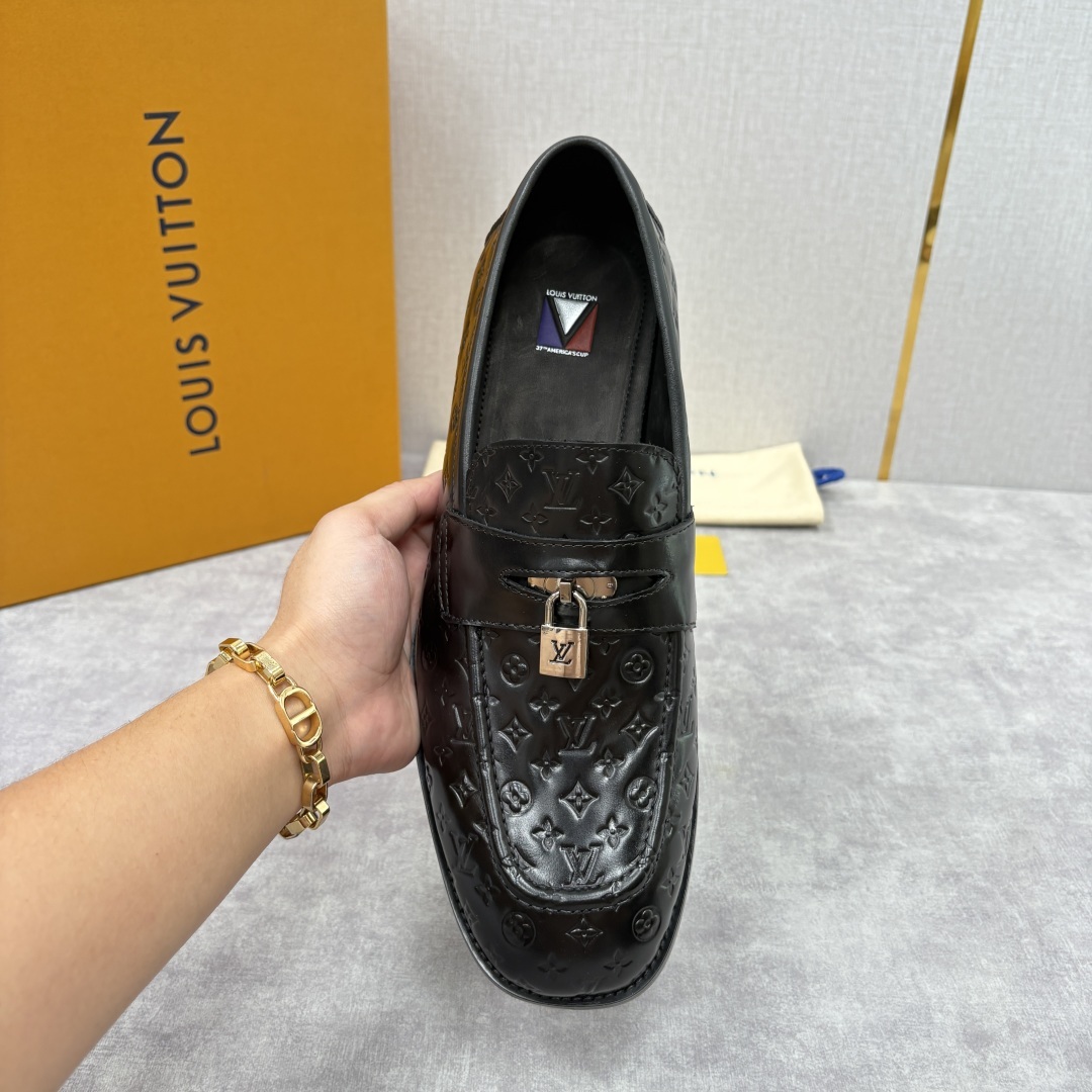 💋💍L家新品 路易-威登(Lou*s Vuitto*)男士新款锁扣🔒乐福鞋皮鞋 压纹皮革质感高级,锁扣装