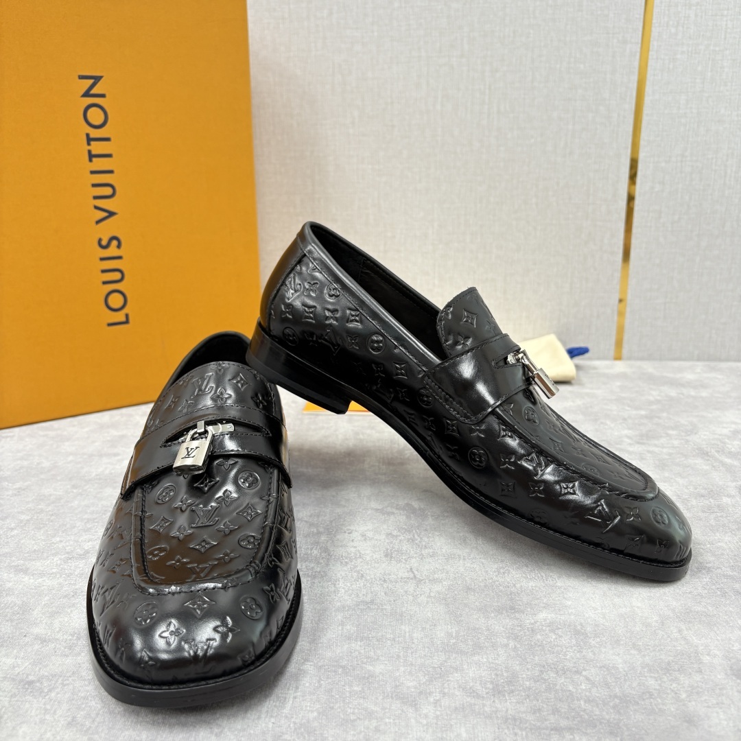 💋💍L家新品 路易-威登(Lou*s Vuitto*)男士新款锁扣🔒乐福鞋皮鞋 压纹皮革质感高级,锁扣装