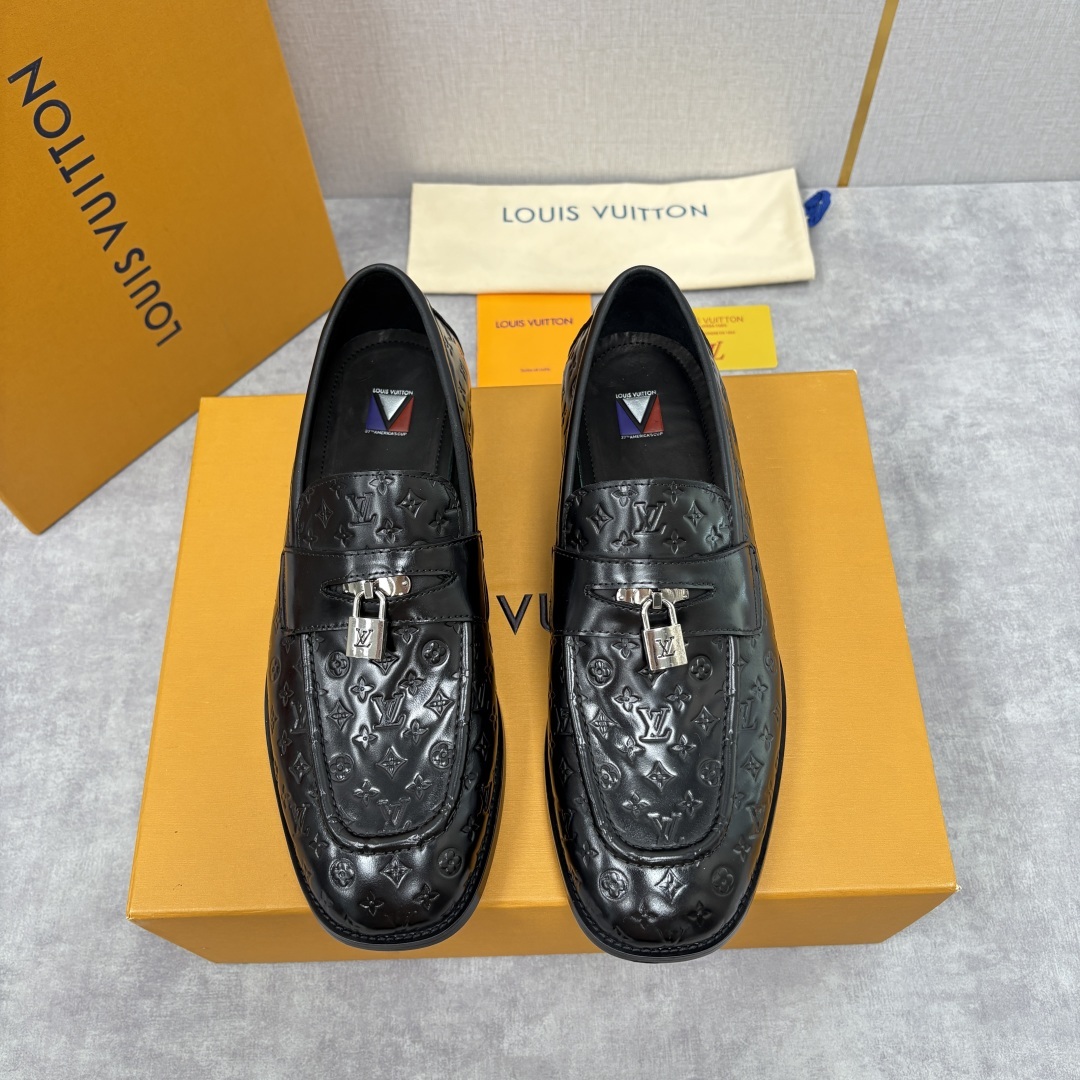 💋💍L家新品 路易-威登(Lou*s Vuitto*)男士新款锁扣🔒乐福鞋皮鞋 压纹皮革质感高级,锁扣装