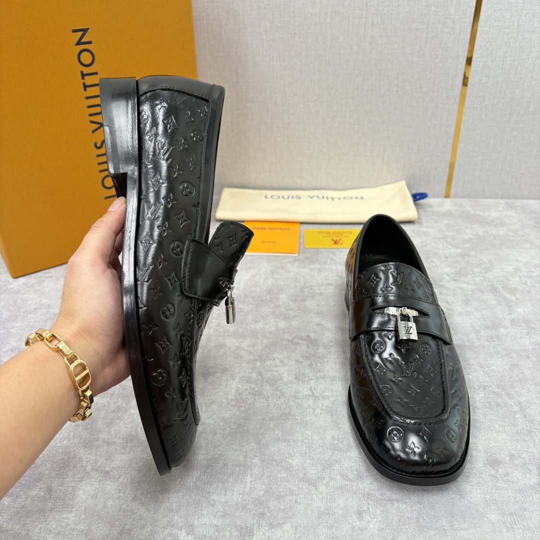 💋💍L家新品 路易-威登(Lou*s Vuitto*)男士新款锁扣🔒乐福鞋皮鞋 压纹皮革质感高级,锁扣装