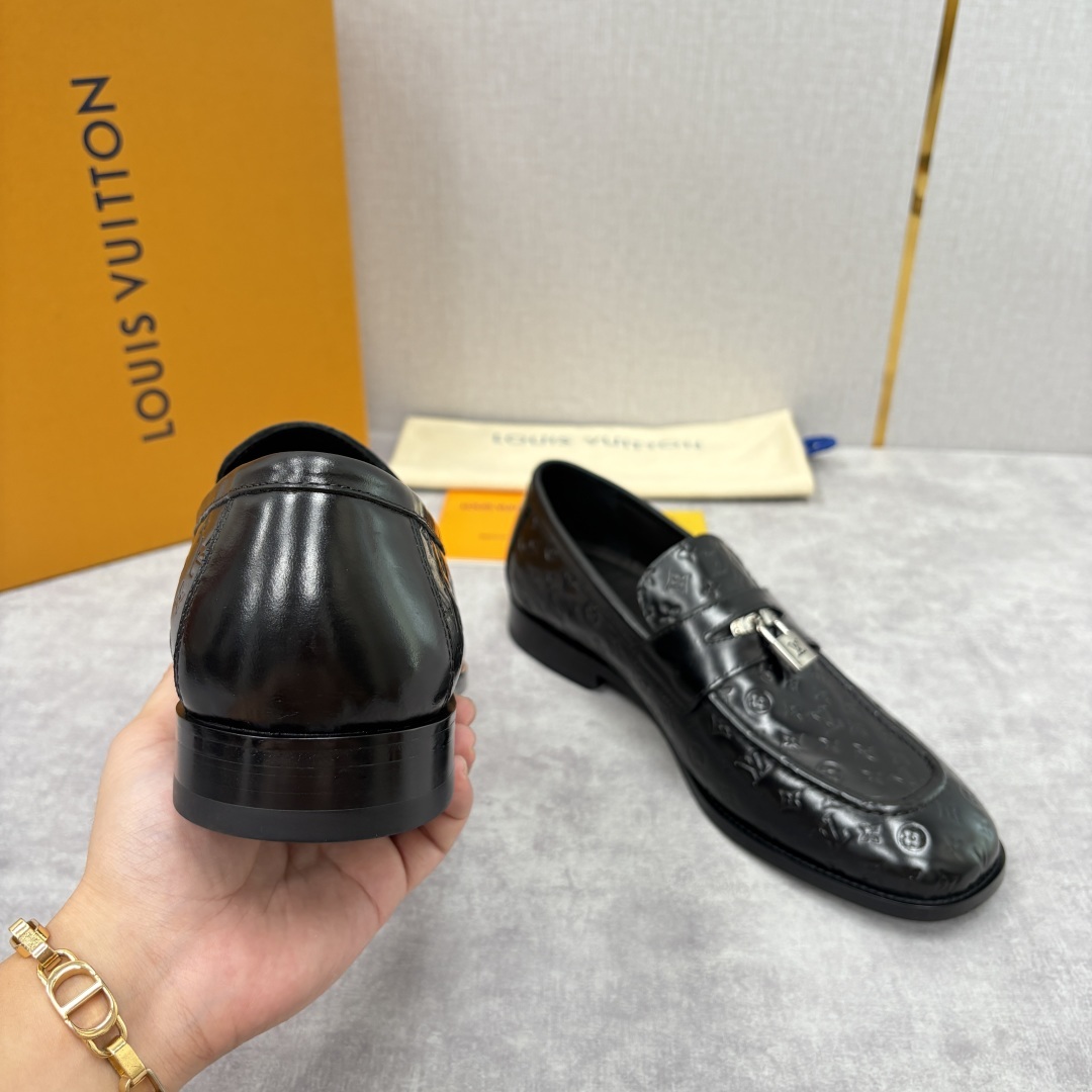 💋💍L家新品 路易-威登(Lou*s Vuitto*)男士新款锁扣🔒乐福鞋皮鞋 压纹皮革质感高级,锁扣装