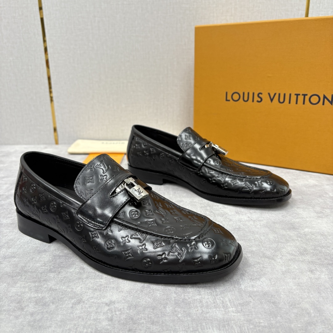 💋💍L家新品 路易-威登(Lou*s Vuitto*)男士新款锁扣🔒乐福鞋皮鞋 压纹皮革质感高级,锁扣装