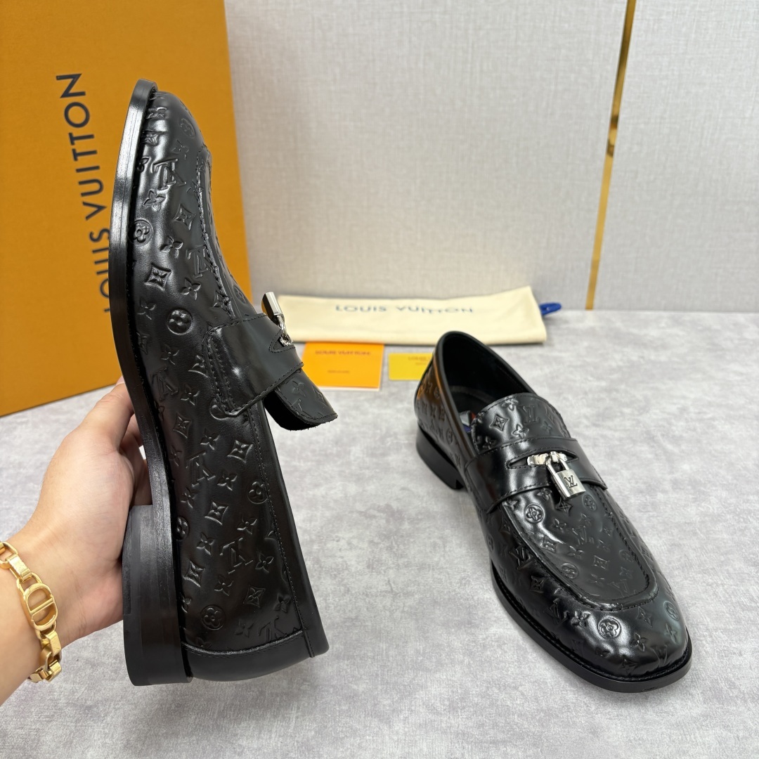 💋💍L家新品 路易-威登(Lou*s Vuitto*)男士新款锁扣🔒乐福鞋皮鞋 压纹皮革质感高级,锁扣装