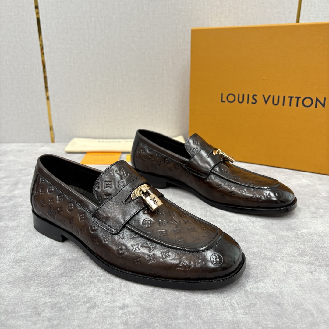 💋💍L家新品 路易-威登（Lou*s Vuitto*）男士新款锁扣🔒乐福鞋皮鞋 压纹皮革质感高级，锁扣装