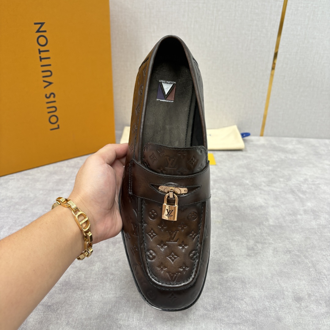 💋💍L家新品 路易-威登（Lou*s Vuitto*）男士新款锁扣🔒乐福鞋皮鞋 压纹皮革质感高级，锁扣装