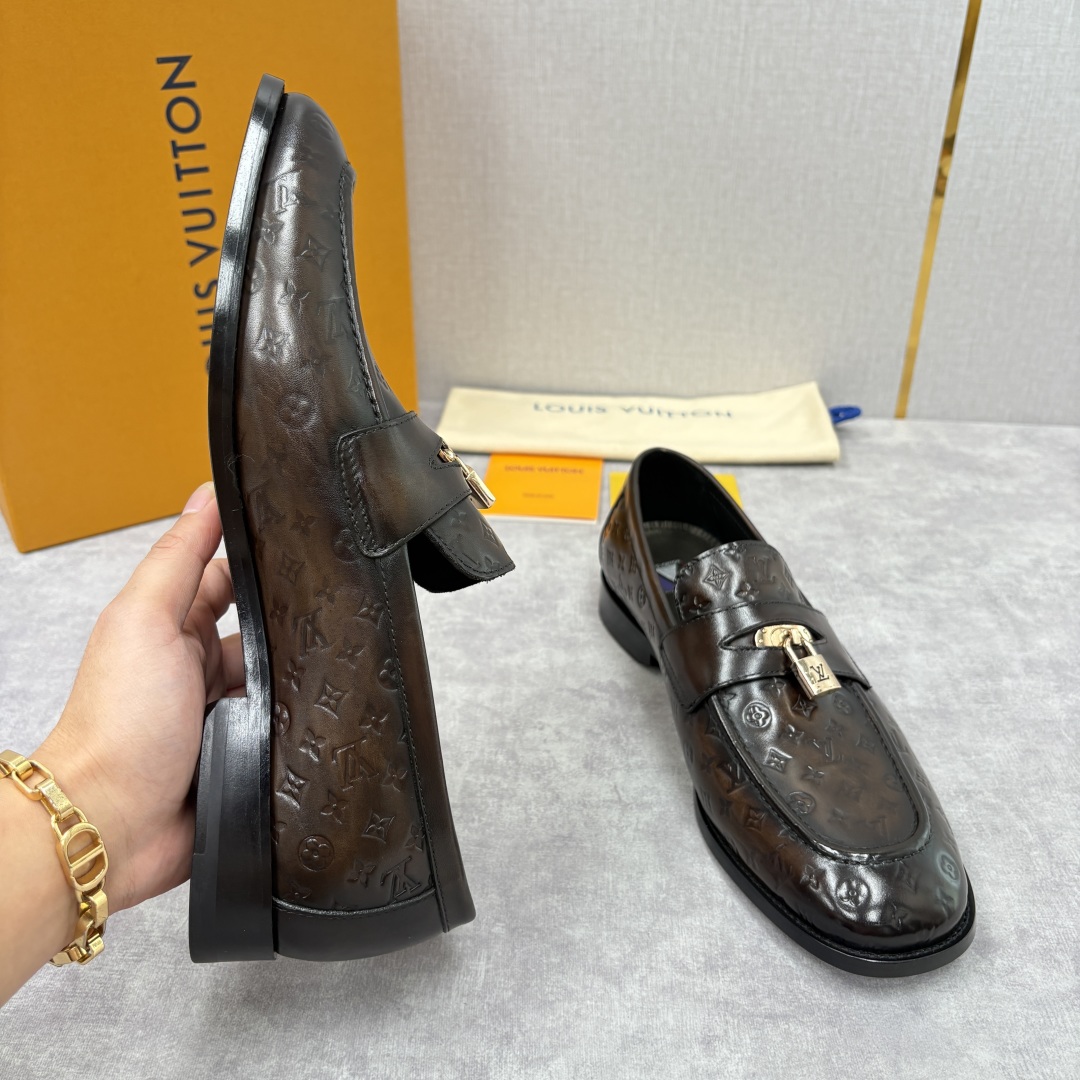 💋💍L家新品 路易-威登（Lou*s Vuitto*）男士新款锁扣🔒乐福鞋皮鞋 压纹皮革质感高级，锁扣装