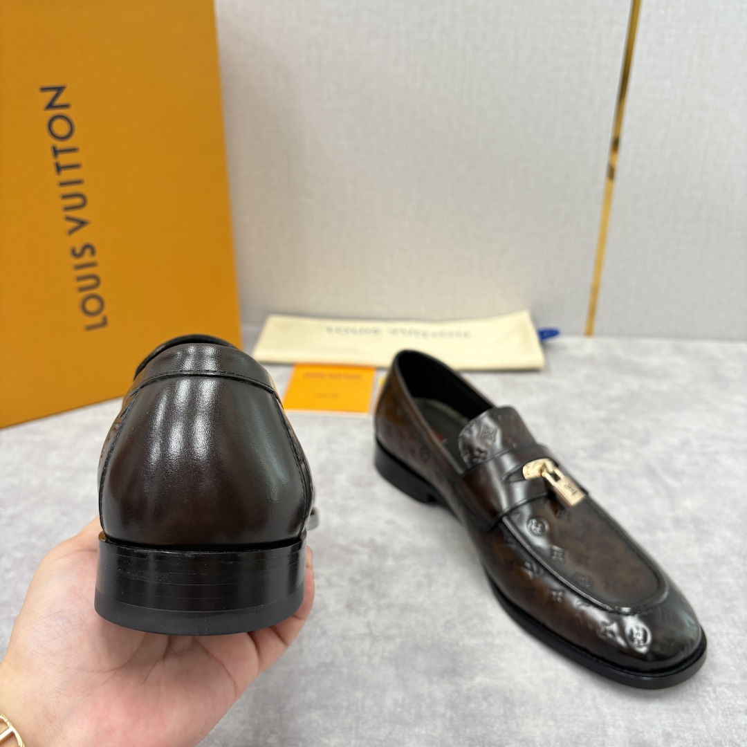 💋💍L家新品 路易-威登（Lou*s Vuitto*）男士新款锁扣🔒乐福鞋皮鞋 压纹皮革质感高级，锁扣装