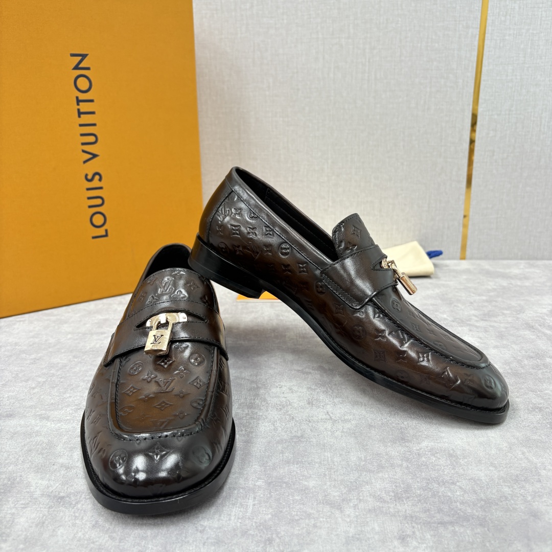 💋💍L家新品 路易-威登（Lou*s Vuitto*）男士新款锁扣🔒乐福鞋皮鞋 压纹皮革质感高级，锁扣装