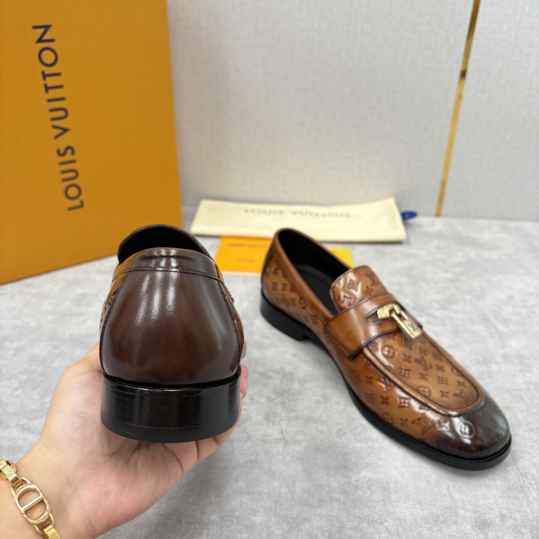 💋💍L家新品 路易-威登（Lou*s Vuitto*）男士新款锁扣🔒乐福鞋皮鞋 压纹皮革质感高级，锁扣装