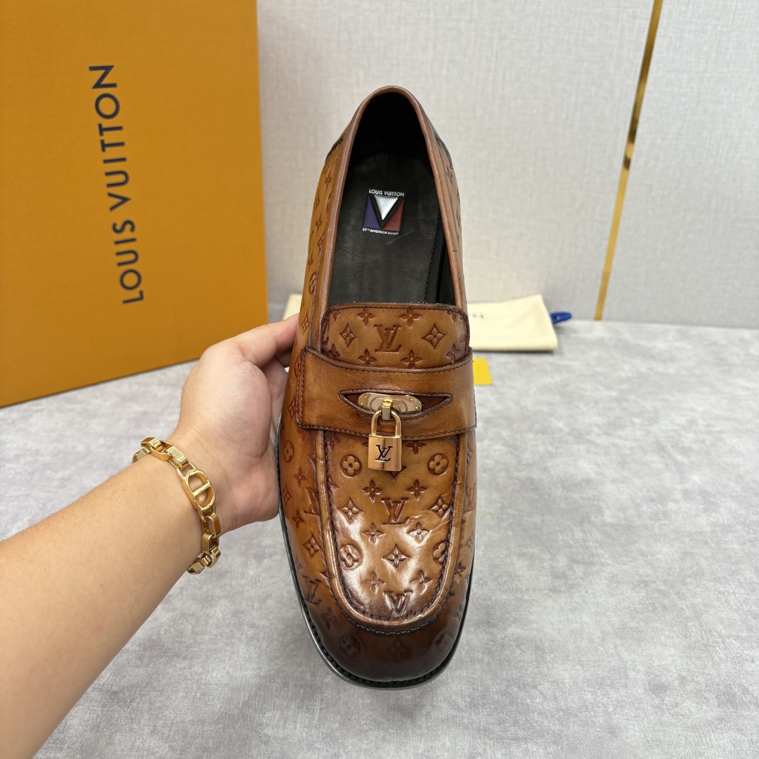 💋💍L家新品 路易-威登（Lou*s Vuitto*）男士新款锁扣🔒乐福鞋皮鞋 压纹皮革质感高级，锁扣装