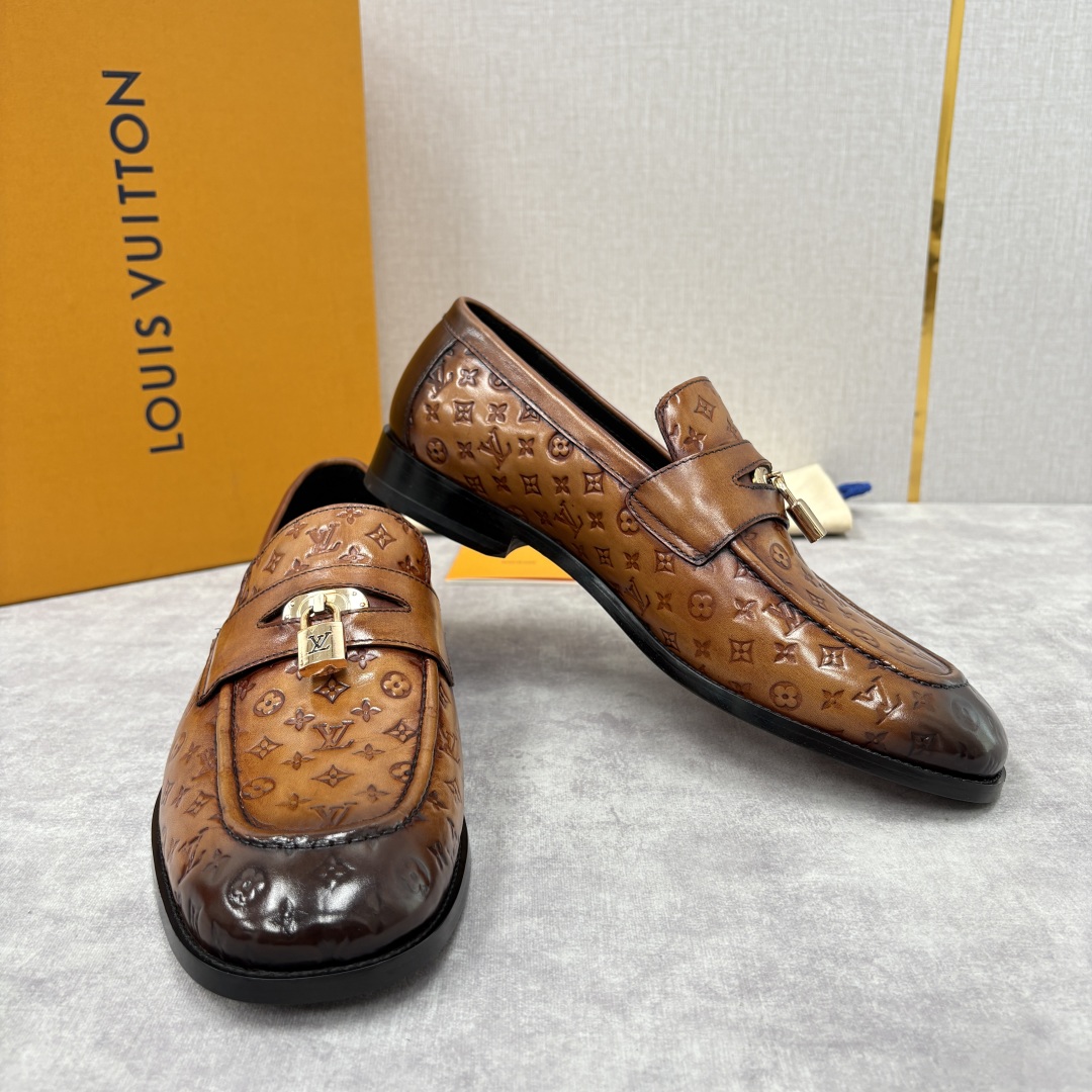 💋💍L家新品 路易-威登（Lou*s Vuitto*）男士新款锁扣🔒乐福鞋皮鞋 压纹皮革质感高级，锁扣装
