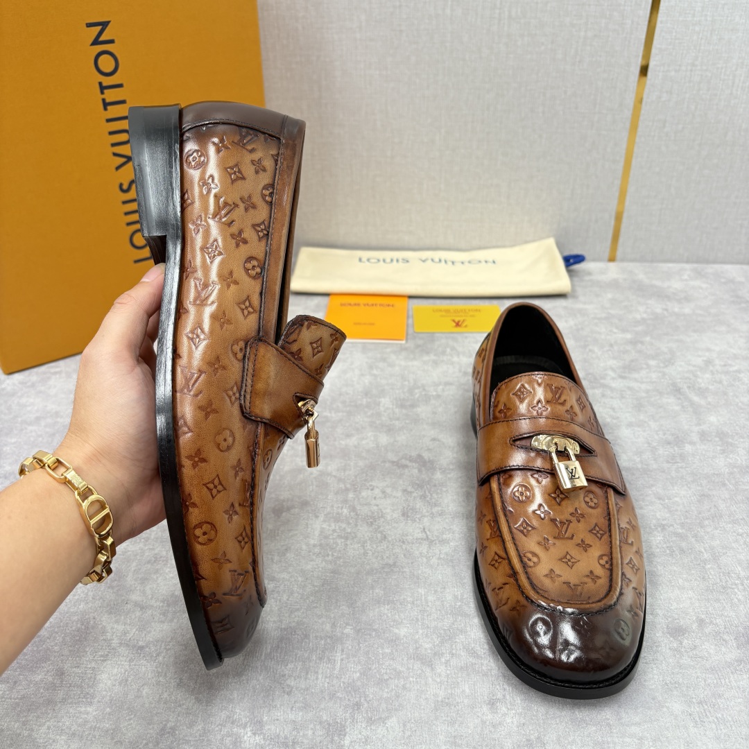 💋💍L家新品 路易-威登（Lou*s Vuitto*）男士新款锁扣🔒乐福鞋皮鞋 压纹皮革质感高级，锁扣装