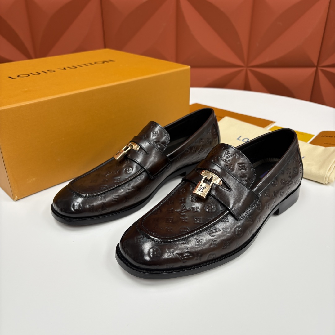 💋💍L家新品 路易-威登（Lou*s Vuitto*）男士新款锁扣🔒乐福鞋皮鞋 压纹皮革质感高级，锁扣装