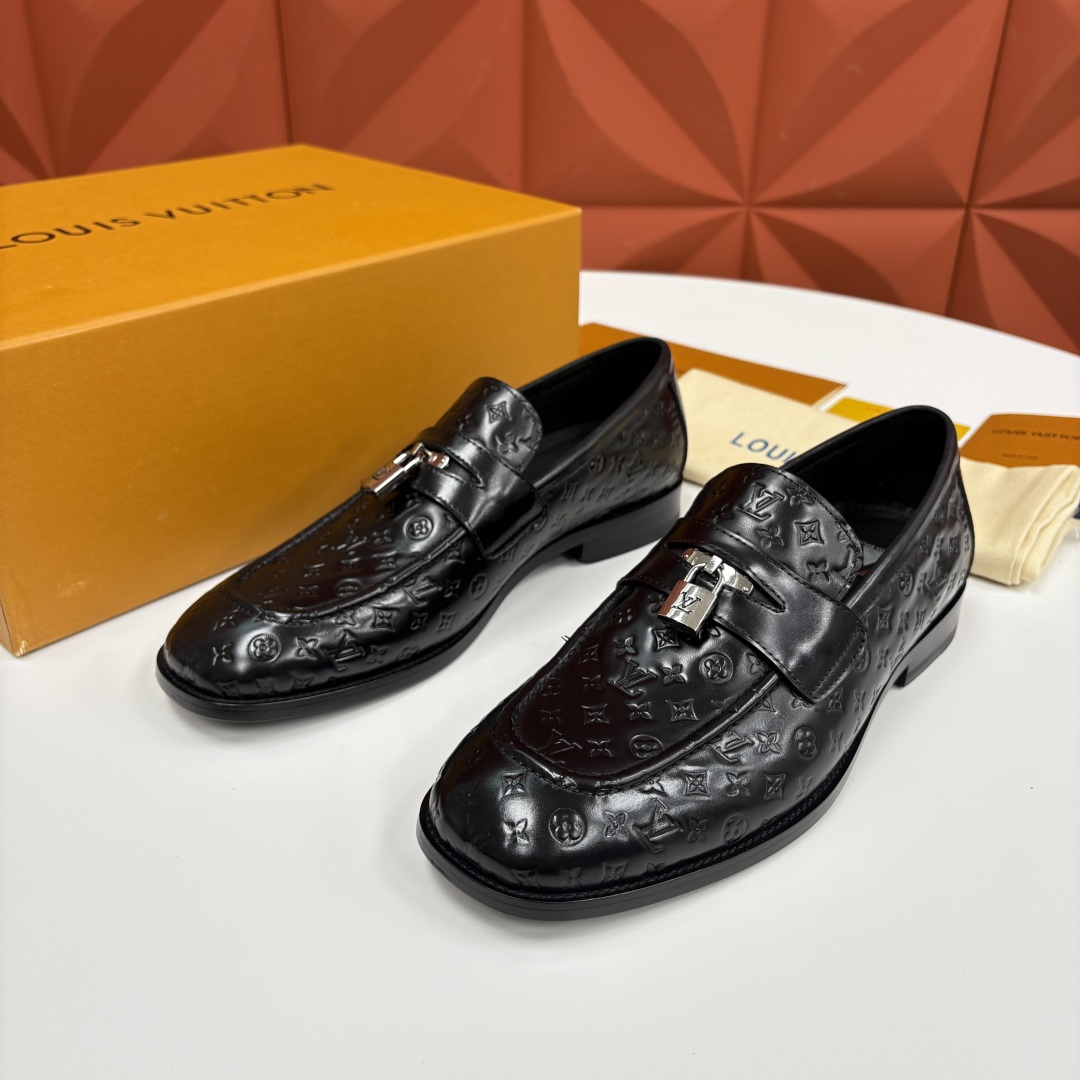 💋💍L家新品 路易-威登（Lou*s Vuitto*）男士新款锁扣🔒乐福鞋皮鞋 压纹皮革质感高级，锁扣装