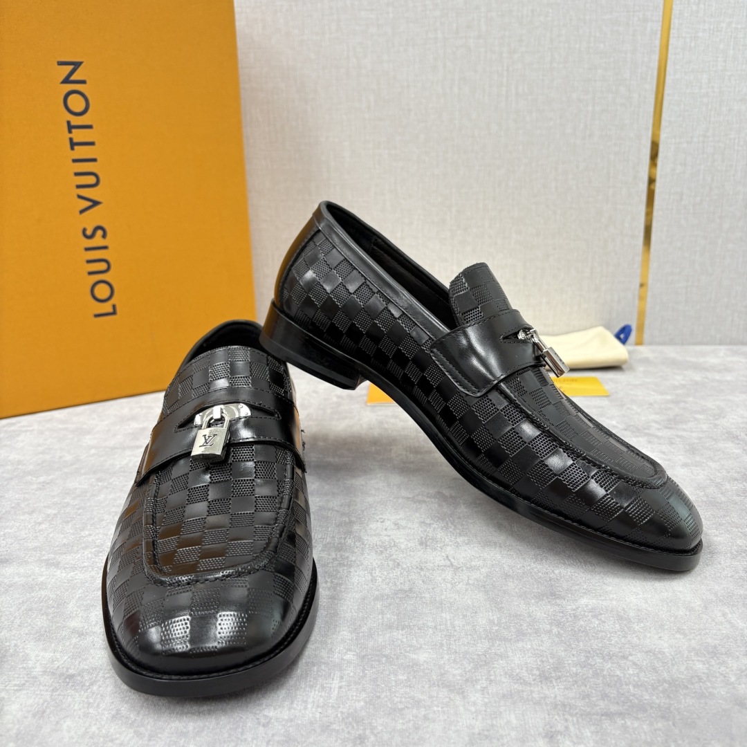 💋💍L家新品 路易-威登（Lou*s Vuitto*）男士新款锁扣🔒乐福鞋皮鞋 压纹皮革质感高级，锁扣装