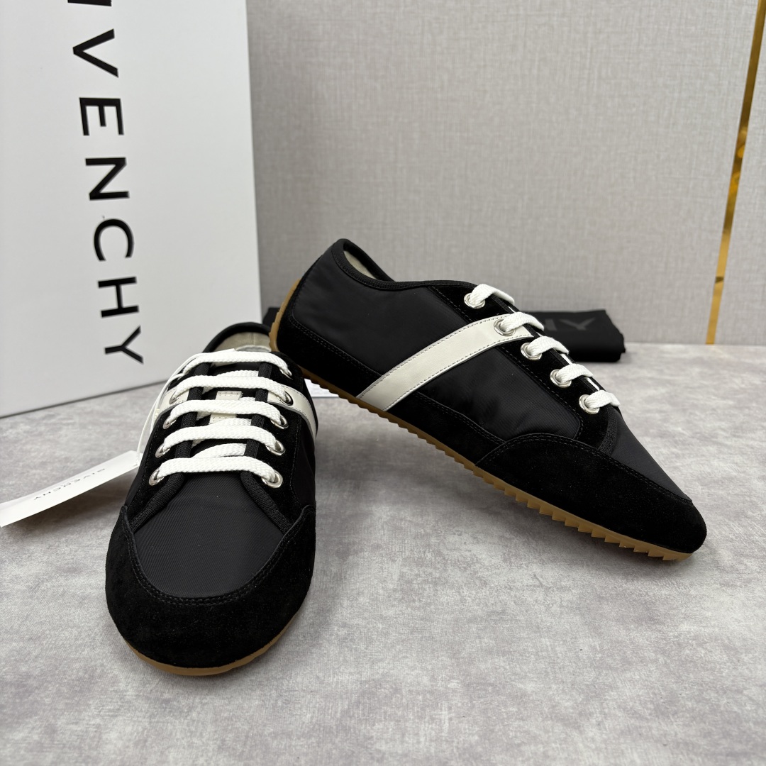 💋💍GIV家新品 纪梵-希 GIVENCH* Slim系列低帮拼色运动鞋 官方 5,990 这款休闲鞋，