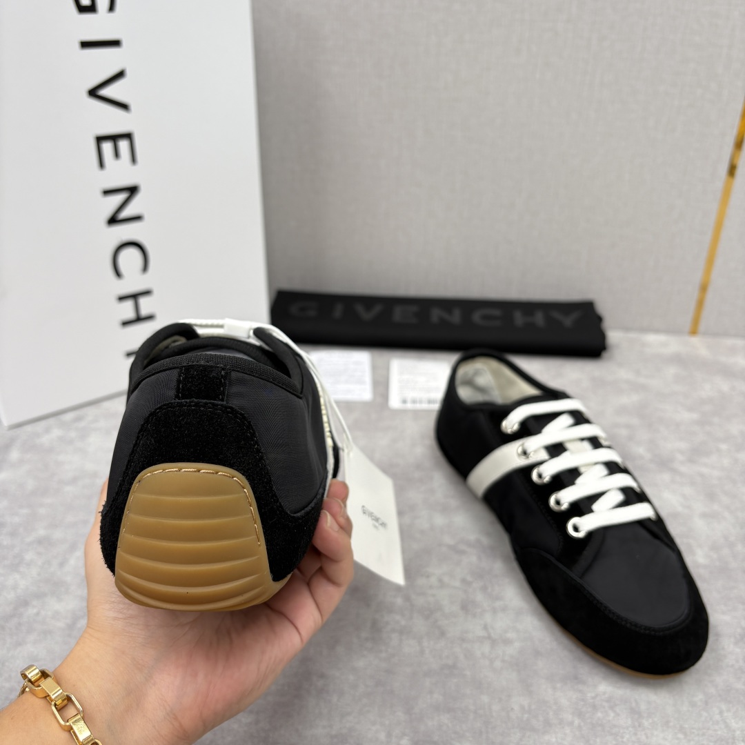 💋💍GIV家新品 纪梵-希 GIVENCH* Slim系列低帮拼色运动鞋 官方 5,990 这款休闲鞋，