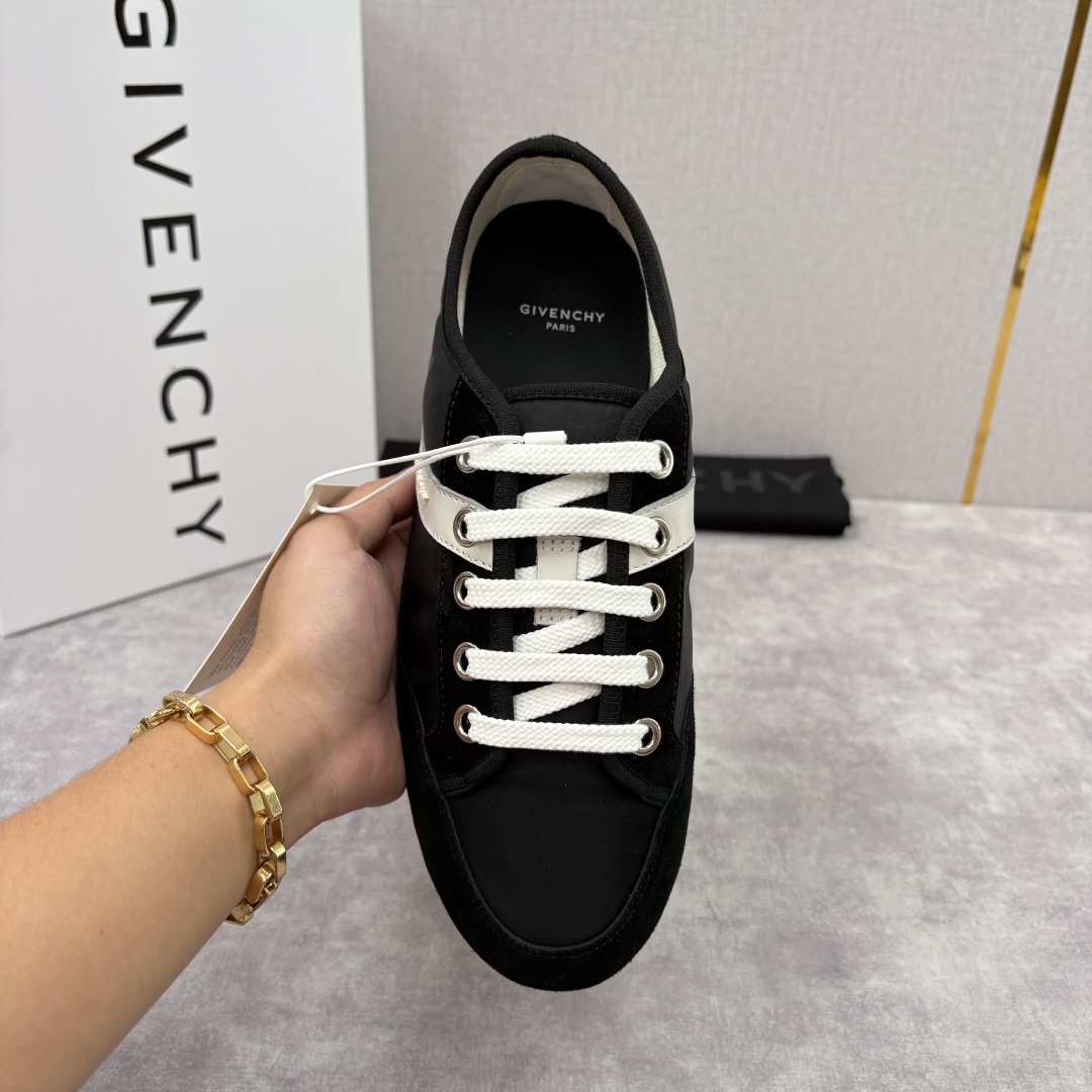 💋💍GIV家新品 纪梵-希 GIVENCH* Slim系列低帮拼色运动鞋 官方 5,990 这款休闲鞋，