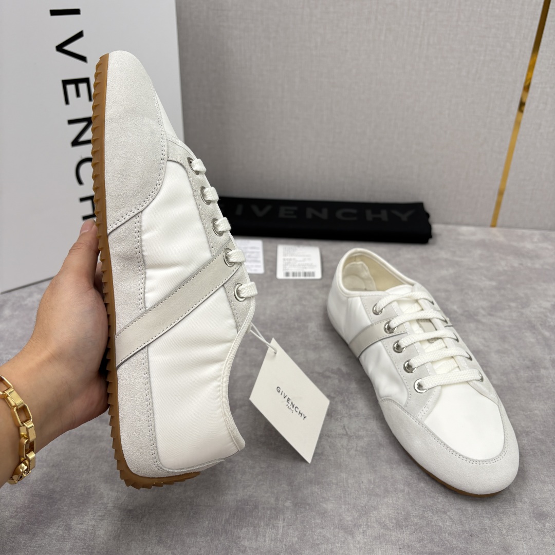 💋💍GIV家新品 纪梵-希 GIVENCH* Slim系列低帮拼色运动鞋 官方 5,990 这款休闲鞋，