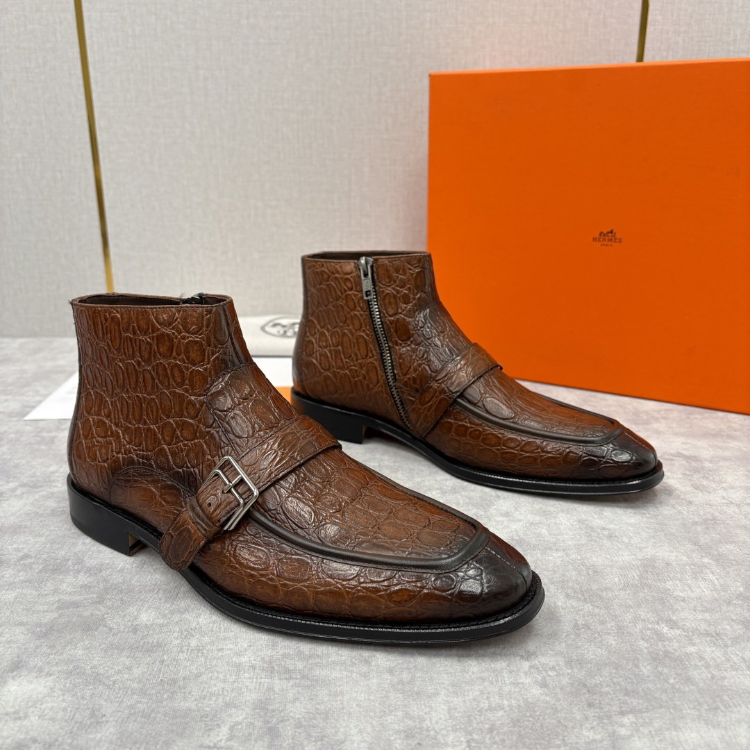 NO:556545,New product Hermè*s crocodile pattern men's short leather boots   The pinnacle fusion of luxury craftsmanship and gentlemanly style. The imported crocodile pattern embossed cowhide is selected. Every inch of the texture replicates the natural texture of crocodile skin. It not only has a wild visual impact, but also has the soft texture and breathability of genuine leather. The source of the iconic metal buckle.  Taking its cues from Hermès’ classic harness elements, the cold luster of the silver metal contrasts sharply with the warm tones of the leather, becoming the visual focus of the shoe, concealing brand recognition in a low-key manner; the side zipper design takes into account both the convenience of putting on and taking off and the integrity of the upper, making it  The gentleman's look is effortlessly created. It uses an Italian genuine leather outsole with a rubber backing on the heel. The hand-stitched welt is integrated with the outsole, providing stable support even when walking for a long time. It adopts a neat short boot silhouette and is cut to fit the ankle.  The cut not only retains the coolness of the boots, but also does not look procrastinating, and can be easily adapted to suit pants, casual pants and other types of pants. Whether it is a suit and leather shoes for business occasions, or a windbreaker for casual moments, this pair of short boots can be the finishing touch of the style. Multiple colors to choose from!  Standard leather shoe sizes 39-44 (38.4546. Customized), hermes,hermes,boots,business suit,cowhide,crocodile skin,Leather soles19860909新品 爱马-仕 Hermè*s 鳄鱼纹男士短靴皮靴 奢华匠艺与绅士格调的巅峰融合精选进口鳄鱼纹压花牛皮,每一寸纹理都复刻了鳄鱼皮的天然肌理,既有野性的视觉冲击,又兼具真皮的柔软质感与透气性.标志性的金属扣饰源自爱马-仕经典马具元素,银色金属的冷冽光泽与皮革的暖调形成鲜明对比,成为鞋款的视觉焦点,低调中暗藏品牌辨识度；侧边拉链设计兼顾了穿脱的便捷性与鞋面的完整性,让绅士造型的打造毫不费力.采用意大利真皮大底,后跟饰以橡胶底片,手工缝制的沿条与大底浑然一体,即便长时间行走也能提供稳定支撑.采用利落的短靴廓形,贴合脚踝的剪裁既保留了靴子的飒爽,又不显拖沓,轻松适配西装裤、休闲裤等多种裤型.无论是商务场合的西装革履,还是休闲时刻的风衣穿搭,这双短靴都能成为造型的点睛之笔.多色选！ 标准皮鞋码数39-44（38.4546.定做）,,hermes,hermes,boots,business suit,cowhide,crocodile skin,Leather soles,Men's shoes