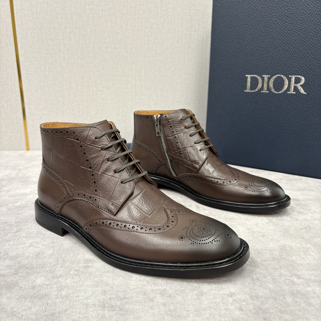 NO:556563,CD's new product Dior men's brogue short boots, mid-top leather boots, a cross-border masterpiece between French luxury and British yuppie. Haute couture genes meet the retro style of brogue carving. This series of men's short boots has become the style symbol of the 'yuppie gentleman' in the fashion industry. It uses top-grade calfskin/open-edge beaded leather, and some shoes use crocodile pattern embossing technology, which is full of gloss and rich in layers.  .The classic brogue carving process runs through the shoe body, and the exquisite punching and texture are as delicate as works of art, which is an iconic expression of the British retro style; the side zipper design hides ingenuity, which not only ensures the convenience of putting on and taking off, but also keeps the upper lines simple and smooth; the interior is made of calf leather lining with excellent skin-friendly properties, which makes it full of comfort when walking. It uses Italian genuine leather outsole with composite rubber backing.   The silhouette of the short boots is neat and capable, and the cut that fits the ankle not only retains the cool style of the boots, but also can be perfectly matched with a variety of outfits such as trousers and jeans, creating the fashion possibility of 'one shoe, many outfits'. Available with original packaging!  !  !  Standard leather shoe sizes 39-44 (38.4546 customized), dior, dior, boots, jeans, cowhide, Leather soles19860909CD家新品 Dior 迪-奥 男士布洛克短靴 中帮皮靴 法式奢华与英伦雅痞的跨界杰作 高定基因邂逅布洛克雕花的复古风情,这系列男士短靴便成为了时尚界“雅痞绅士”的风格符号.选用顶级小牛皮/开边珠亮皮,部分鞋款采用鳄鱼纹压花工艺,光泽度饱满且富有层次 .经典布洛克雕花工艺贯穿鞋身,精致的冲孔与纹路如艺术品般细腻,是英伦复古风的标志性表达；侧边拉链设计暗藏巧思,既保证了穿脱的便捷性,又让鞋面线条保持简洁流畅；内里采用亲肤性极佳的小牛皮质衬里,行走时的舒适感拉满.采用意大利真皮大底复合橡胶底片. 短靴廓形利落干练,贴合脚踝的剪裁既保留了靴子的飒爽型格,又能完美适配西裤、牛仔裤等多种穿搭,打造“一鞋多搭”的时尚可能性.配原包装发售！！！ 标准皮鞋码数39-44（38.4546定做）,,dior,dior,boots,jeans,cowhide,Leather soles,Men's shoes