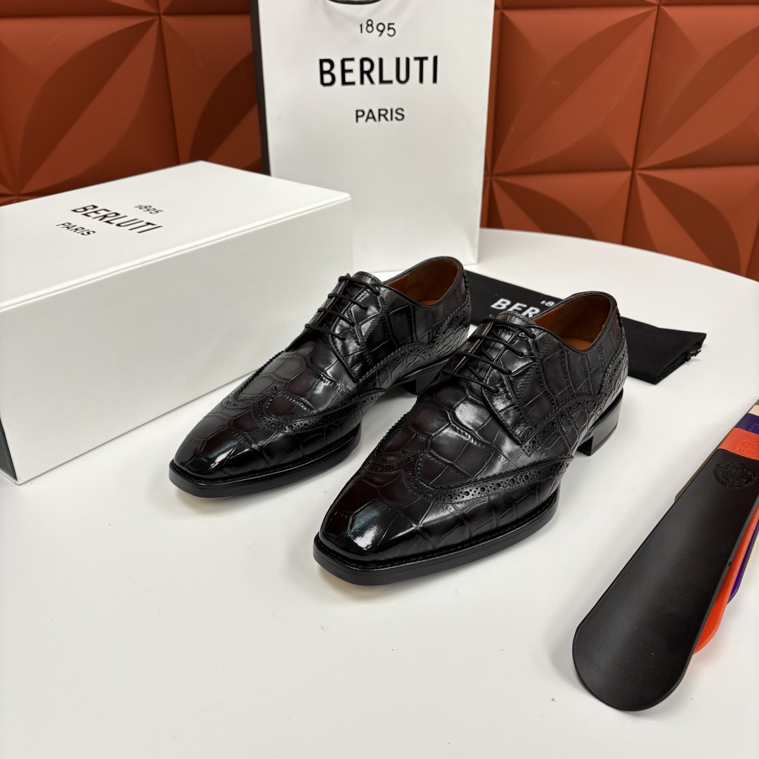 NO:556995,Berlut*'s new men's hand-rubbed formal leather shoes are new. The ingenious aesthetics of crocodile pattern brogues   The perfect fusion of luxury and craftsmanship. It is made of high-quality imported crocodile embossed cowhide. Every texture is accurately reproduced to reproduce the natural wildness of crocodile skin, highlighting the high-end artistic style. The upper is processed by hand-rubbing process. The inner water-dyed calfskin is soft and comfortable. The Italian genuine leather outsole has a rubber sole at the heel.  The anti-slip effect is excellent, and the crocodile pattern texture runs through the shoe body, full of wildness and luxury; the stitching details of the shoe body are exquisite, and the hand-sewn stitches are not only a reflection of craftsmanship, but also inject soul into the retro 19860909Berlut* 布鲁提 新款男士手工擦色正装皮鞋上新 鳄鱼纹布洛克鞋的匠心美学 奢华与匠心的完美融合.甄选优质进口鳄鱼压纹牛皮制成.一道纹理都精准复刻鳄鱼皮的天然野性突显高级艺术风范鞋面采用手工擦色工艺处理效果.内里水染小牛皮柔软舒适意大利真皮大底后跟加入橡胶底片防滑效果极好鳄鱼纹肌理贯穿鞋身,野性与奢华感拉满；鞋身缝线细节精致入微,手工缝制的针脚既是工艺的体现,又为复古绅士格调注入灵魂.黑色款如午夜绅士,自带沉稳气场；棕色调则似陈年佳酿,复古质感拉满.而鞋底的设计更是暗藏惊喜,蓝色/酒红色渐变的大底印有品牌专属的艺术压纹,鞋头处的金属饰件不仅是装饰,更添耐磨属性,细节之处尽显品牌对品质的极致追求.系带设计既保证了鞋面的贴合度,又为商务、休闲造型提供了风格延展性.从商务会晤的西装革履,到休闲场合的雅痞穿搭,它都能成为造型的点睛之笔,为穿着者赋予不彰自显的格调与品位,是绅士鞋柜中不可或缺的奢雅藏品！ 标准皮鞋码数39～44#（38.45.46定做）批,,business suit,cowhide,crocodile skin,Leather soles,Men's shoes