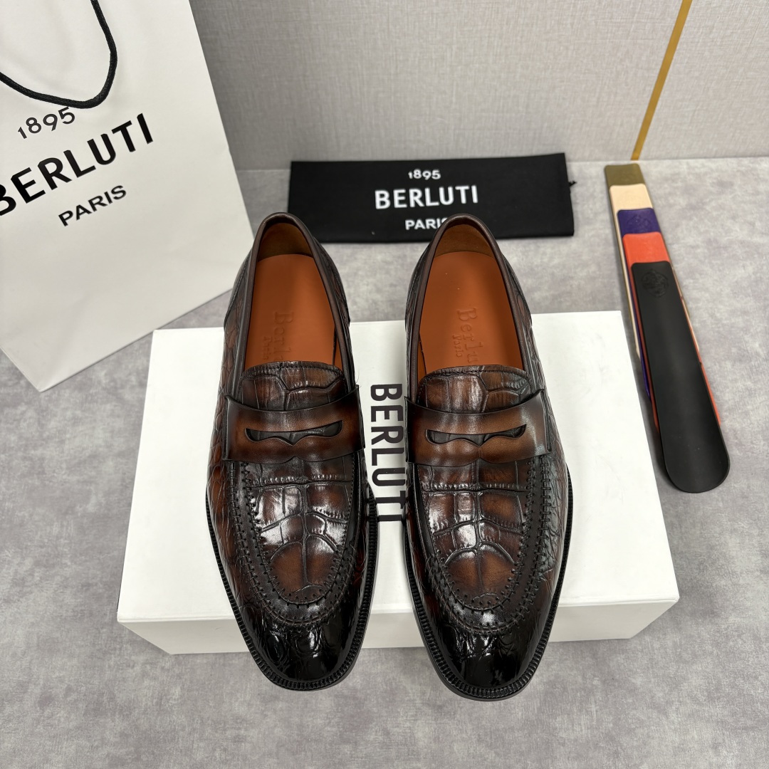 NO:557005,Berlut*'s new men's hand-rubbed formal loafers feature century-old craftsmanship as a 'lace-less' luxury statement and the ingenious aesthetics of crocodile pattern leather shoes. They are made of high-quality imported crocodile-embossed cowhide. The top-stitching process of the shoe body is delicate and neat, and the upper and shoe last are tightly engaged, which not only strengthens the structural stability, but also injects detailed tension into the simple shoe shape.  The upper is treated with hand-rubbing technology. The inner water-dyed calfskin is soft and comfortable. The Italian genuine leather outsole is added with a rubber backing for excellent anti-slip effect and continues the brand's iconic artistic embossed outsole. The blue/burgundy gradient outsole is printed with the brand's exclusive artistic embossing. The metal ornaments at the toe are not only decorative, but also add wear-resistant properties. The details show the brand's ultimate pursuit of quality. Suitable for both business and leisure styles!  Crocodile pattern loafers have become the ultimate interpretation of 'laceless elegance' - no laces are required, but the dual luxury of material and craftsmanship firmly locks the taste threshold of high-end men's shoes. Standard leather shoe sizes 39~44# (38.45.46 custom-made) batch, loafers, cowhide, Leather soles19860909Berlut* 布鲁提 新款男士手工擦色正装乐福鞋皮鞋上新 百年匠艺的「无鞋带」奢华宣言 鳄鱼纹皮鞋的匠心美学 甄选优质进口鳄鱼压纹牛皮制成. 鞋身的明线缝合工艺细腻工整,将鞋面与鞋楦紧密咬合,既强化结构稳定性,又为简约鞋型注入细节张力. 鞋面采用手工擦色工艺处理效果.内里水染小牛皮柔软舒适意大利真皮大底后跟加入橡胶底片防滑效果极好延续品牌标志性的艺术压纹大底.蓝色/酒红色渐变的大底印有品牌专属的艺术压纹,鞋头处的金属饰件不仅是装饰,更添耐磨属性,细节之处尽显品牌对品质的极致追求.从商务到休闲的风格通吃！鳄鱼纹乐福鞋便成为了“无鞋带优雅”的终极诠释——无需系带,却以材质与工艺的双重奢感,牢牢锁定高端男士鞋履的品味阈值. 标准皮鞋码数39～44#（38.45.46定做）批,,loafers,cowhide,Leather soles,Men's shoes