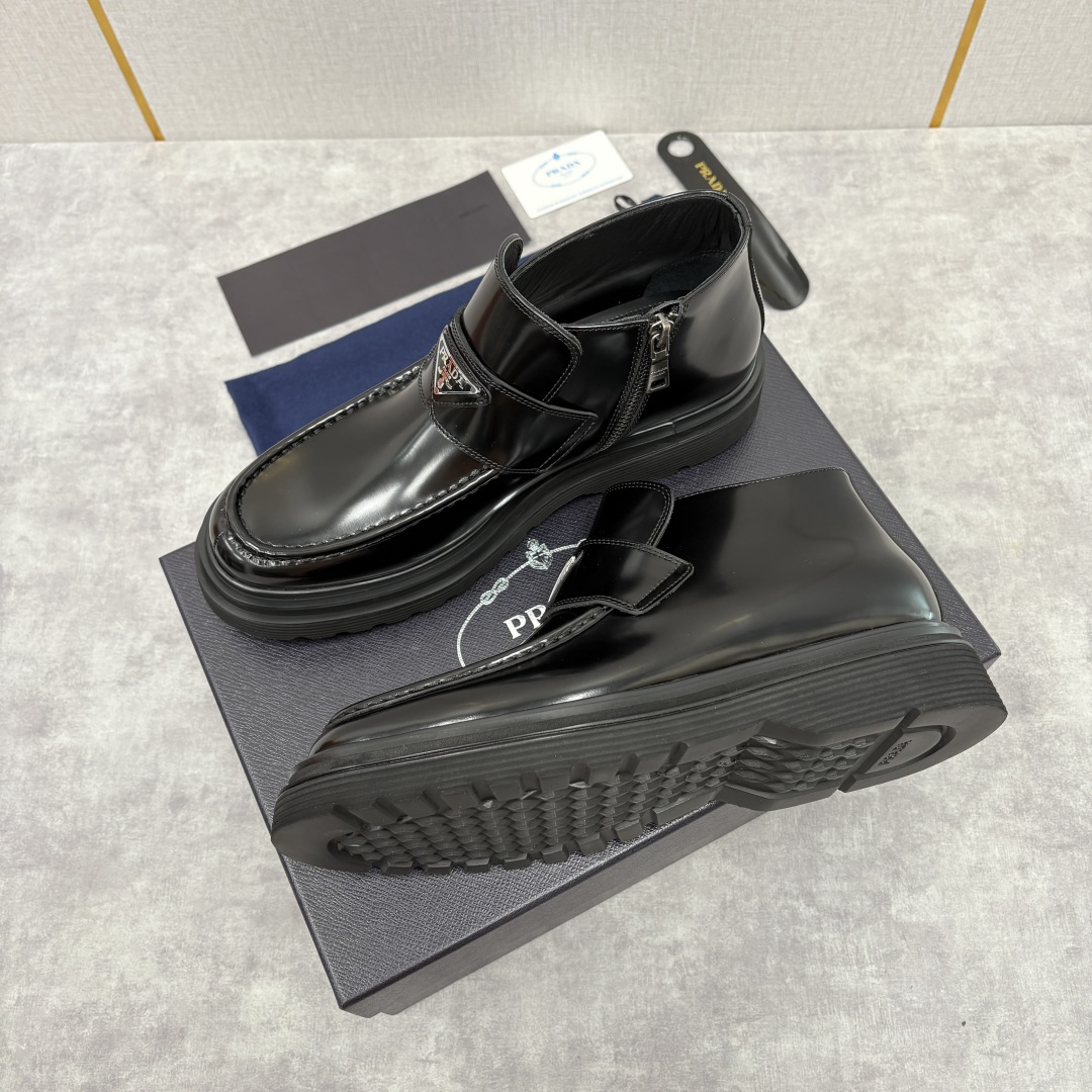 💋💍P家 普拉-达 Prad* 男士亮面厚底短靴 踝靴：经典与先锋的摩登碰撞 采用进口亮面开边珠擦色牛皮