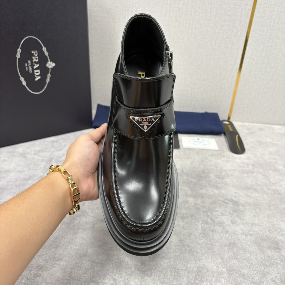 💋💍P家 普拉-达 Prad* 男士亮面厚底短靴 踝靴：经典与先锋的摩登碰撞 采用进口亮面开边珠擦色牛皮