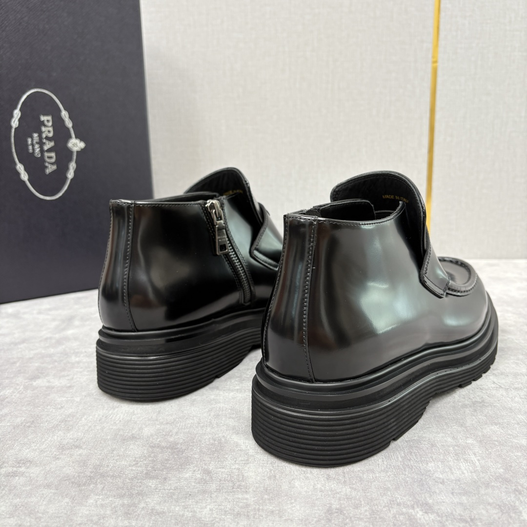 💋💍P家 普拉-达 Prad* 男士亮面厚底短靴 踝靴：经典与先锋的摩登碰撞 采用进口亮面开边珠擦色牛皮