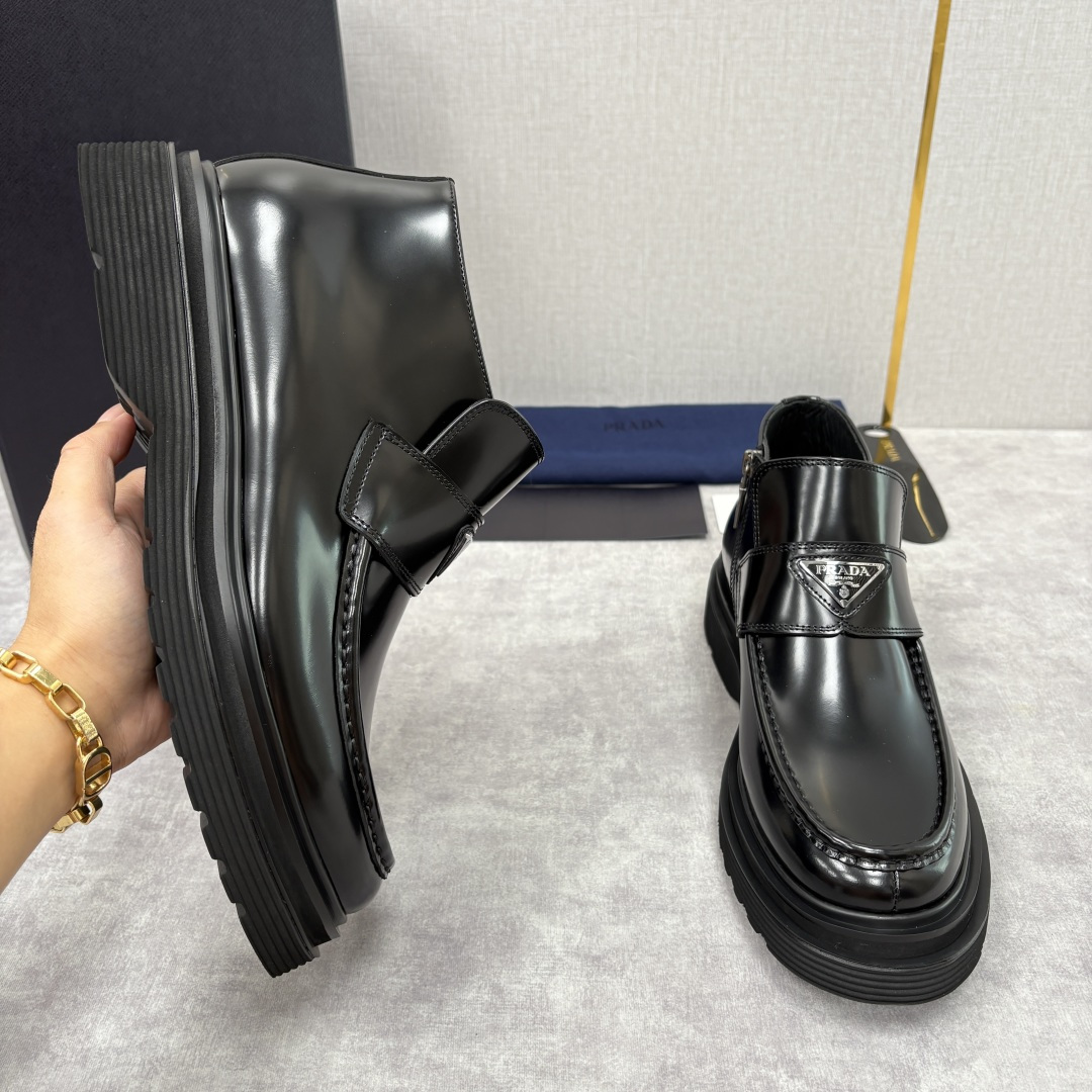 💋💍P家 普拉-达 Prad* 男士亮面厚底短靴 踝靴：经典与先锋的摩登碰撞 采用进口亮面开边珠擦色牛皮